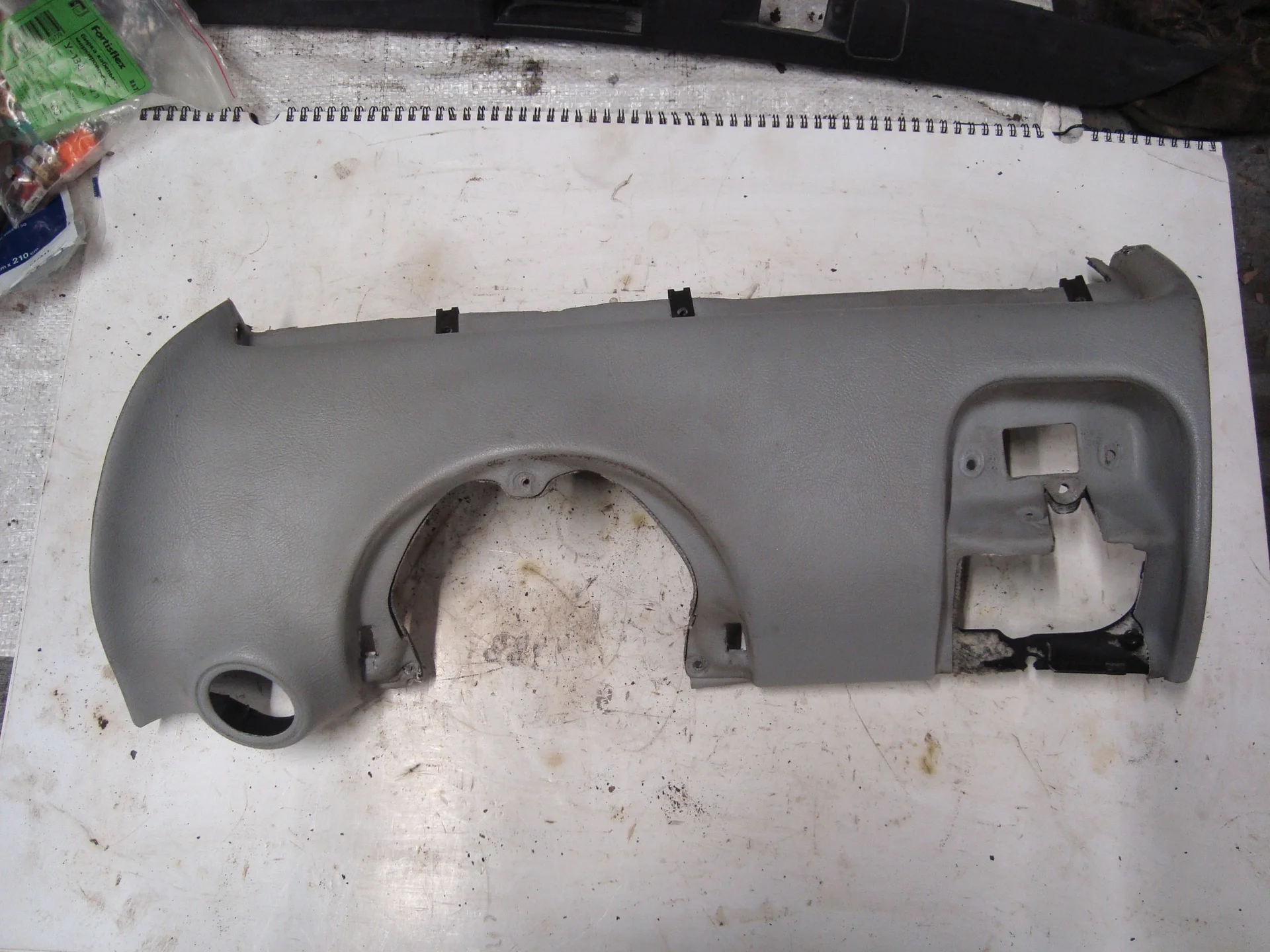 Накладка под торпедо нижняя левая Mercedes-Benz C208 111 A2086800787 - миниатюра 2