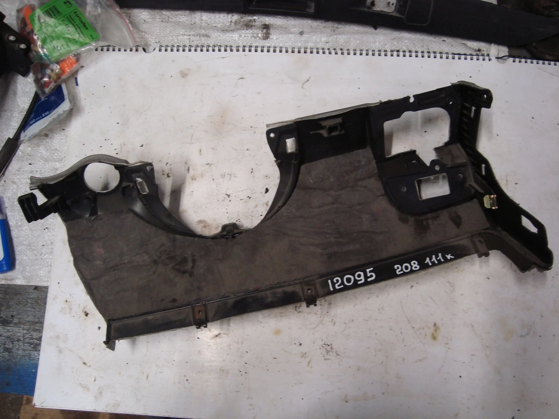 Накладка под торпедо нижняя левая Mercedes-Benz C208 111 A2086800787 - миниатюра 3