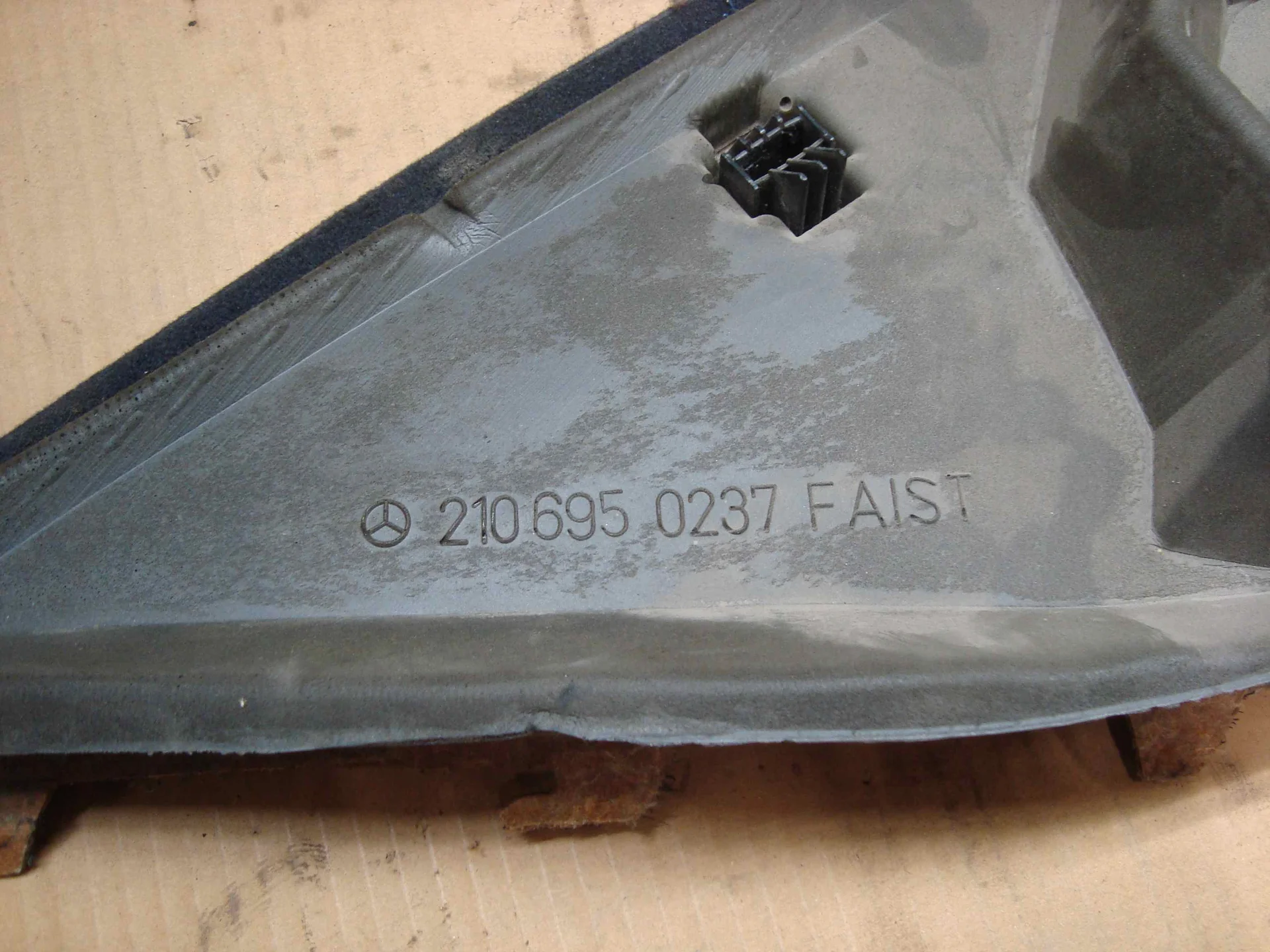 Обшивка стойки задней правой Mercedes-Benz W210 119 A2106950237 - миниатюра 5