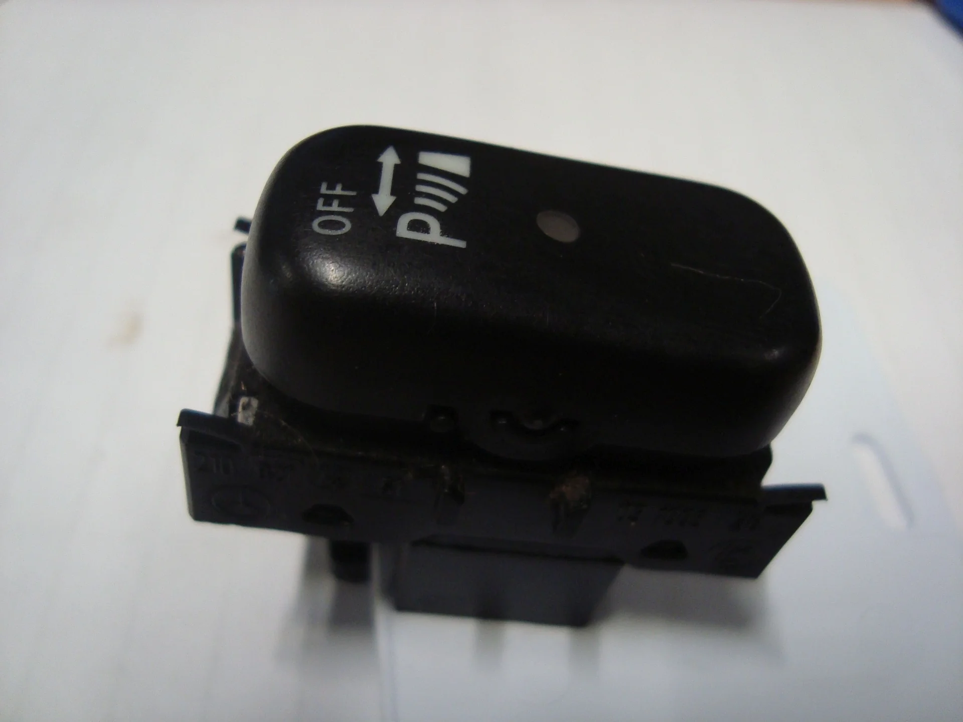 Кнопка выключения парктроников Mercedes-Benz C208 111 A2088211451 - миниатюра 2