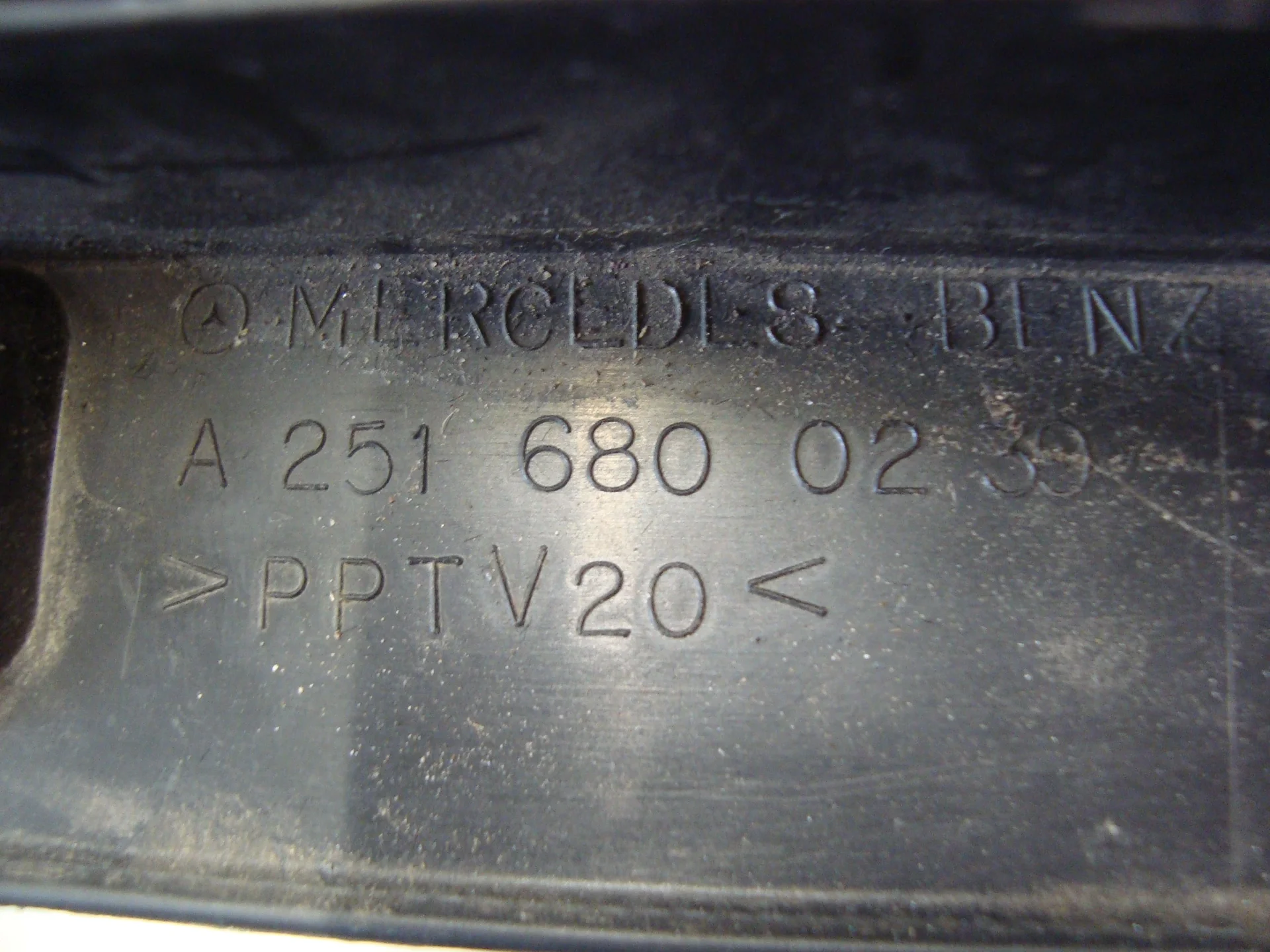 Накладка под торпедо нижняя правая Mercedes-Benz W251 272 А2516800239 - миниатюра 3