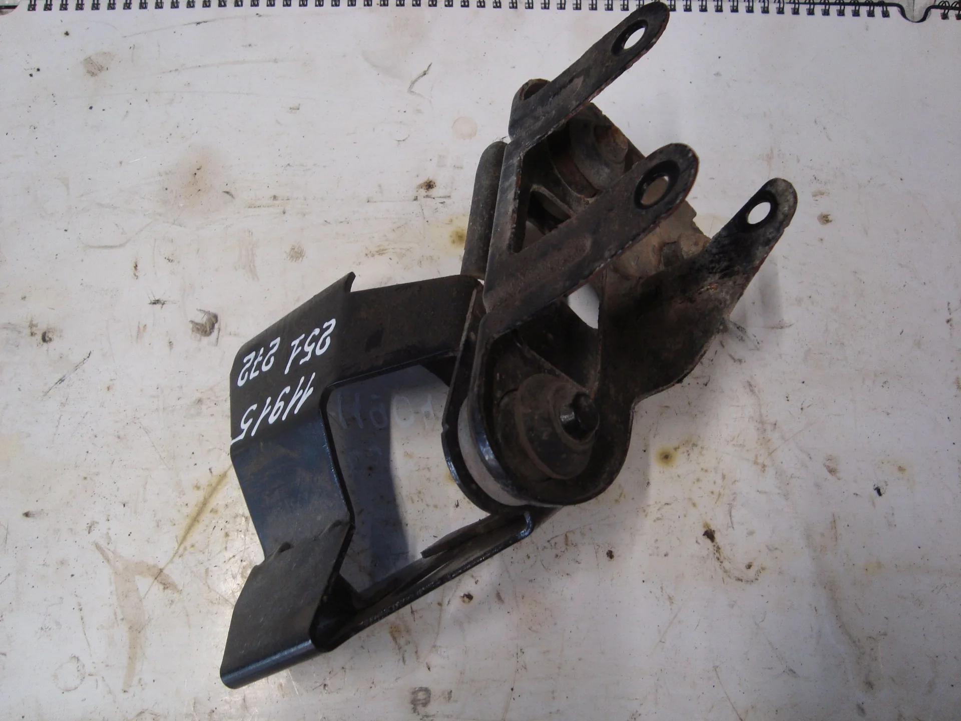 Кронштейн блока ABS(насоса) Mercedes-Benz W251 272 А2514311040 - изображение 1