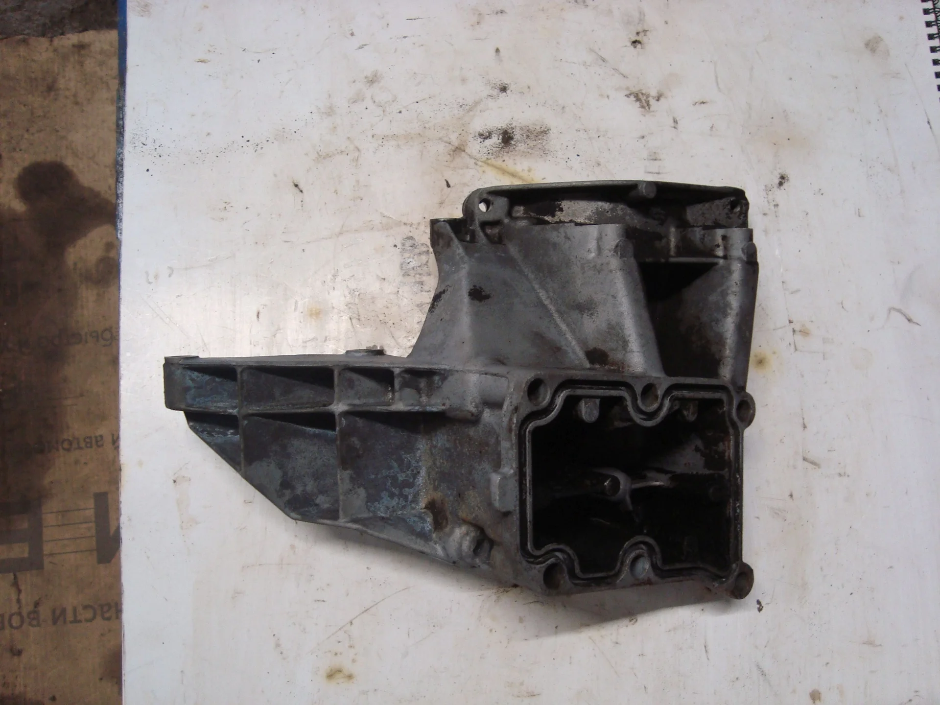 Кронштейн компрессора кондиционера Mercedes-Benz C208 111 A1112300642 - миниатюра 2