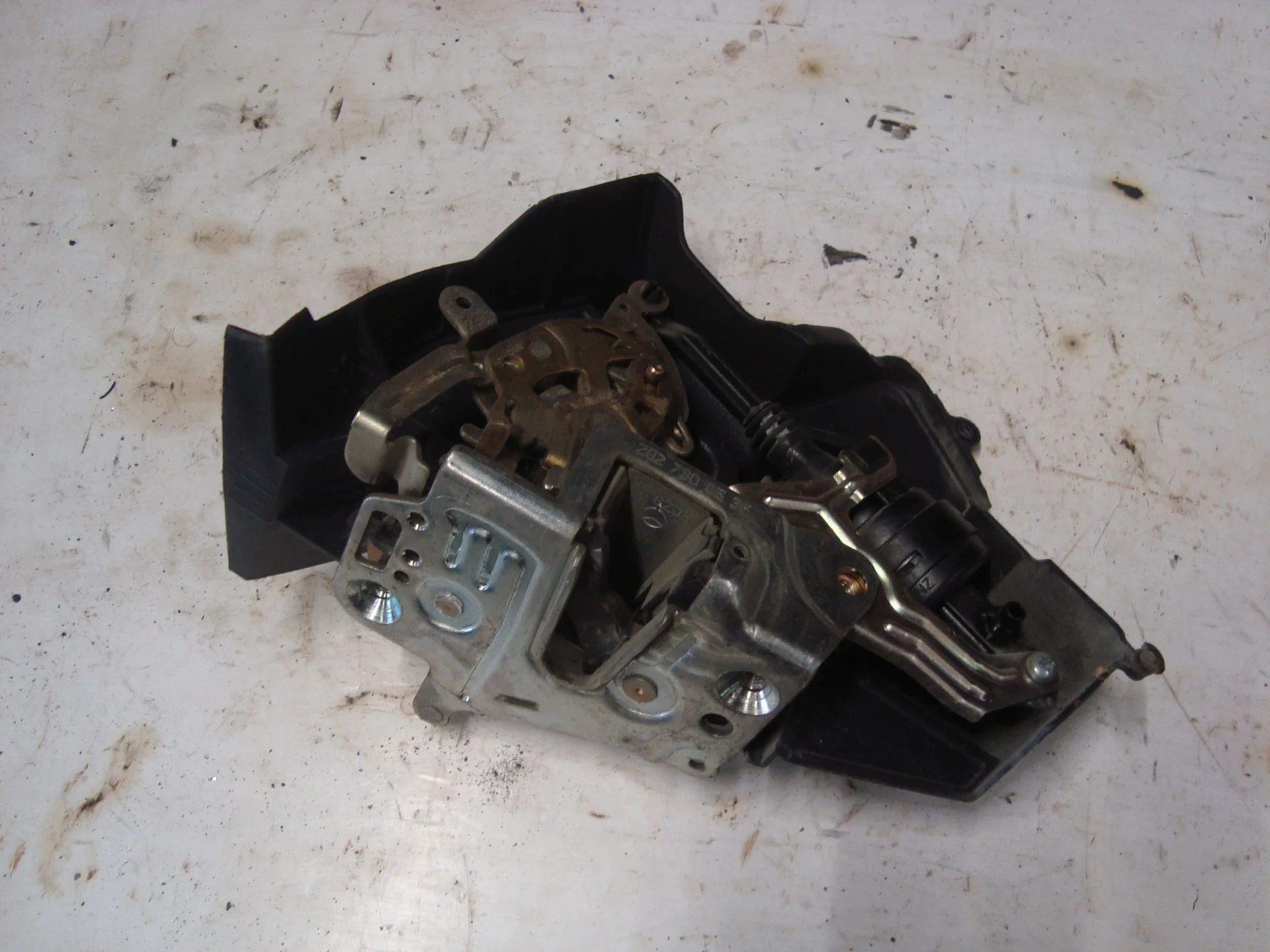 Замок двери задней левой Mercedes-Benz W210 111 A2027300535 - изображение 1