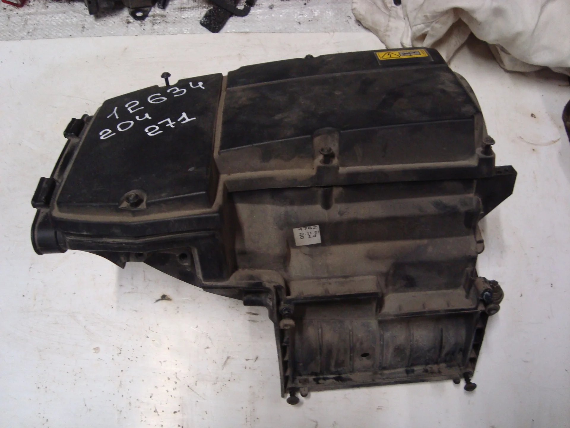 Корпус воздушного фильтра Mercedes-Benz W204 271 A2710900901 - изображение 1
