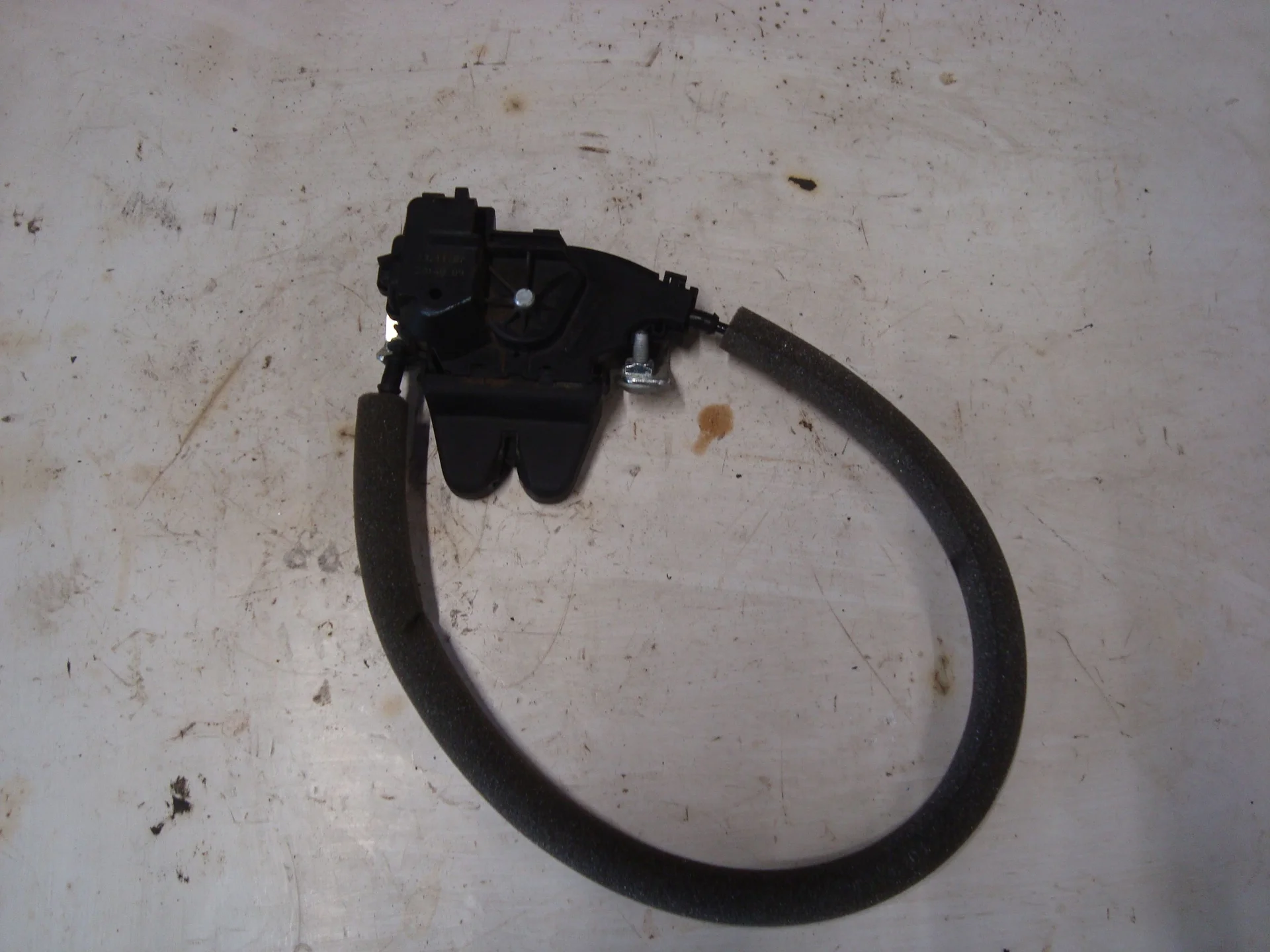 Замок багажника Mercedes-Benz W204 271 A2047500185 - миниатюра 2