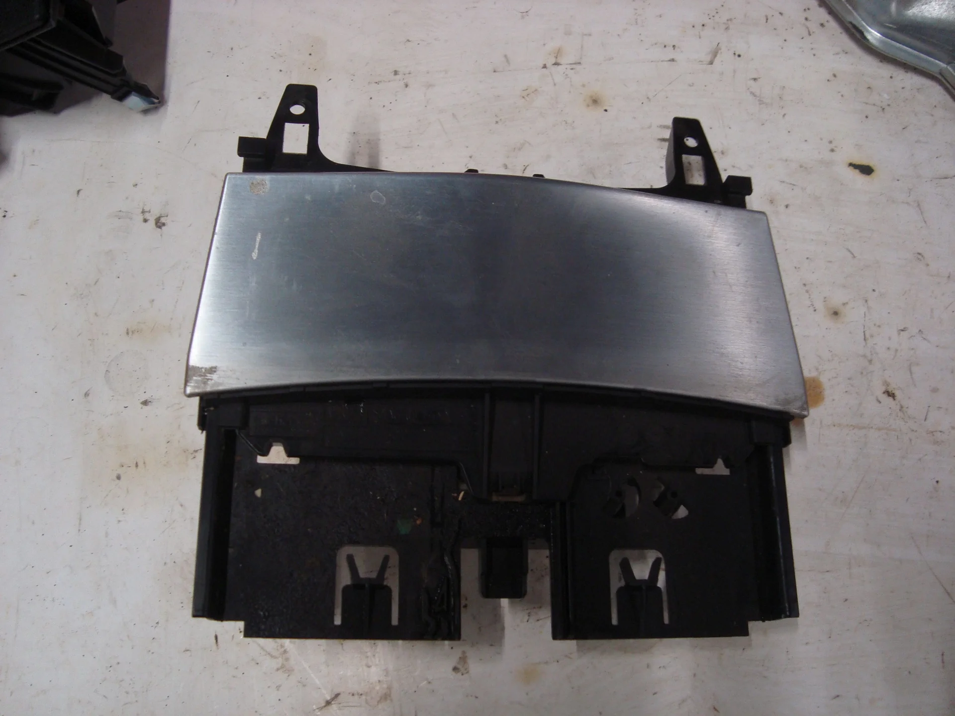 Пепельница передняя Mercedes-Benz W204 271 A2046800179 - миниатюра 2