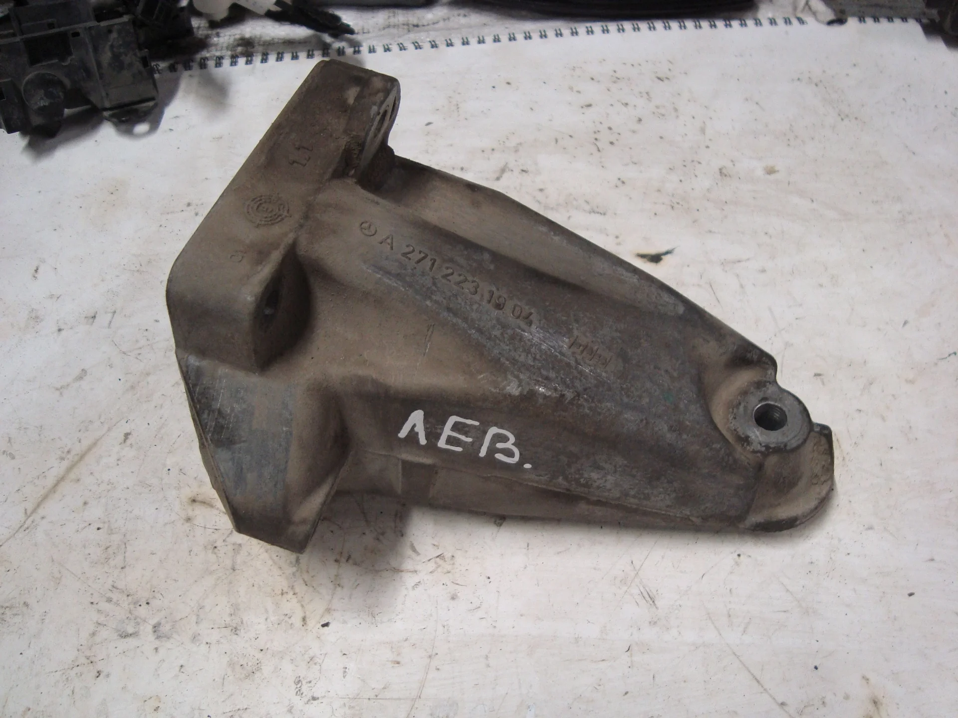 Кронштейн двигателя левый Mercedes-Benz W204 271 A2712231904 - миниатюра 2