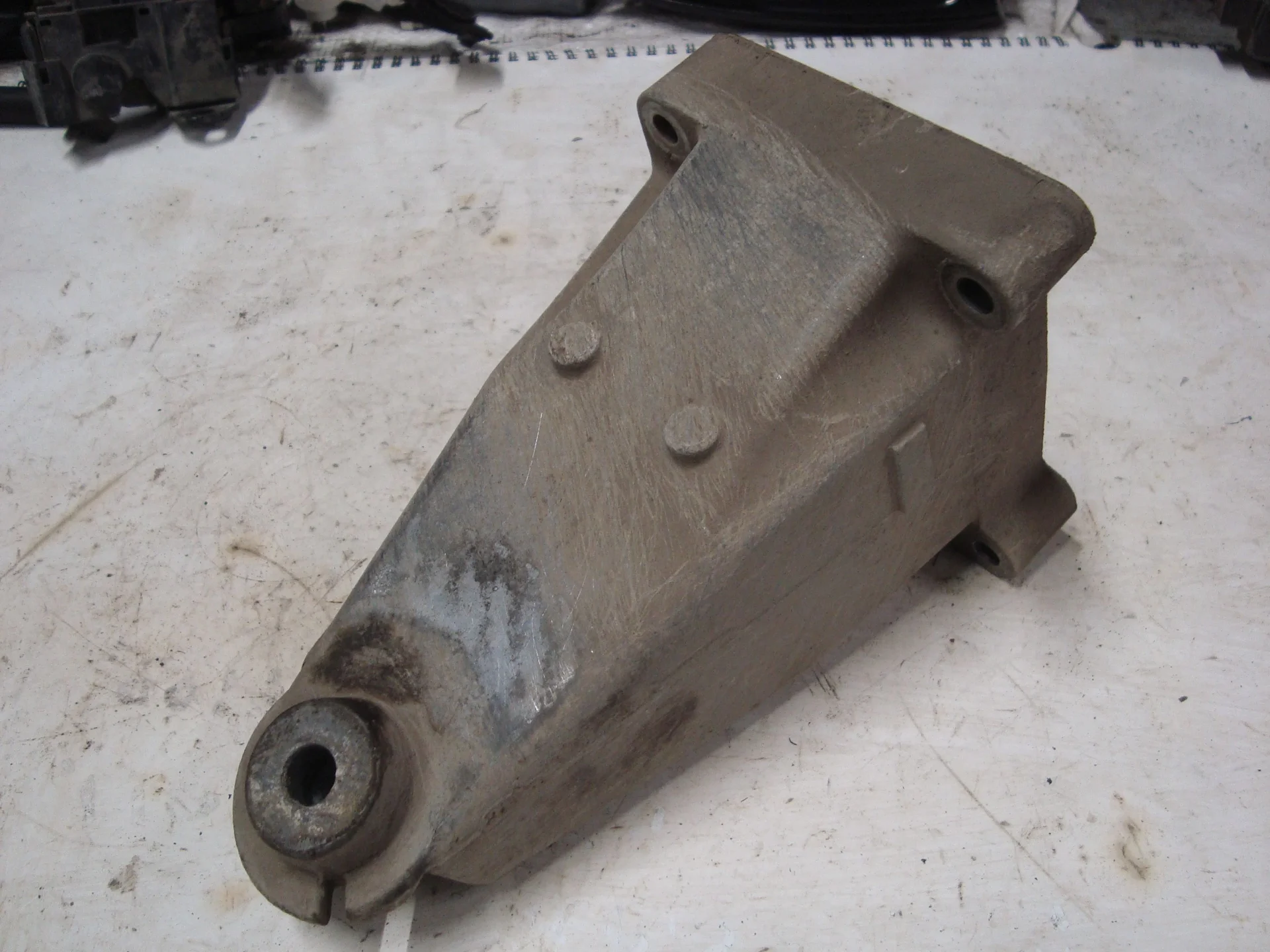 Кронштейн двигателя правый Mercedes-Benz W204 271 A2712231804 - миниатюра 2
