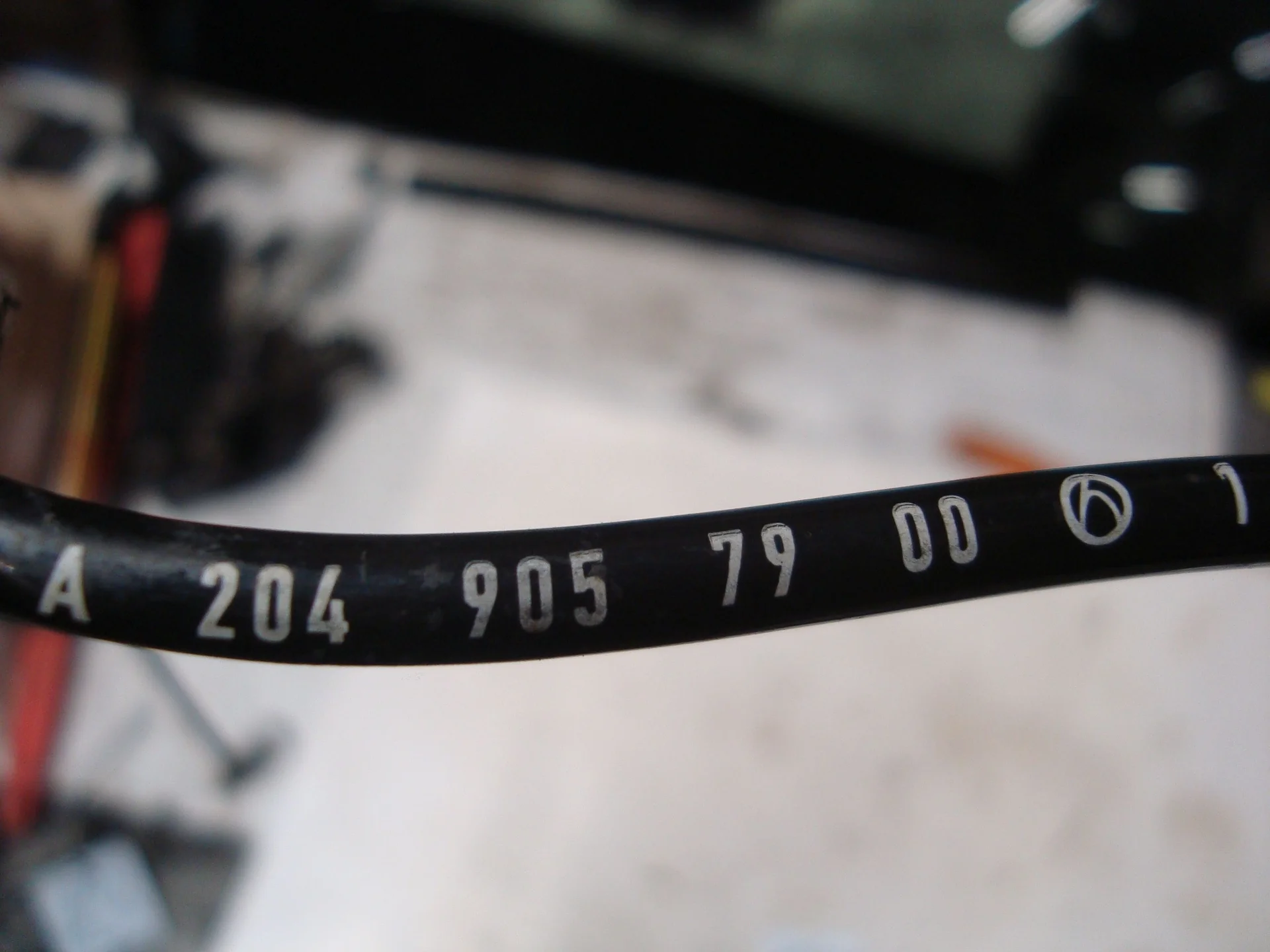Датчик ABS передний Mercedes-Benz W204 271 A2049057900 - миниатюра 4