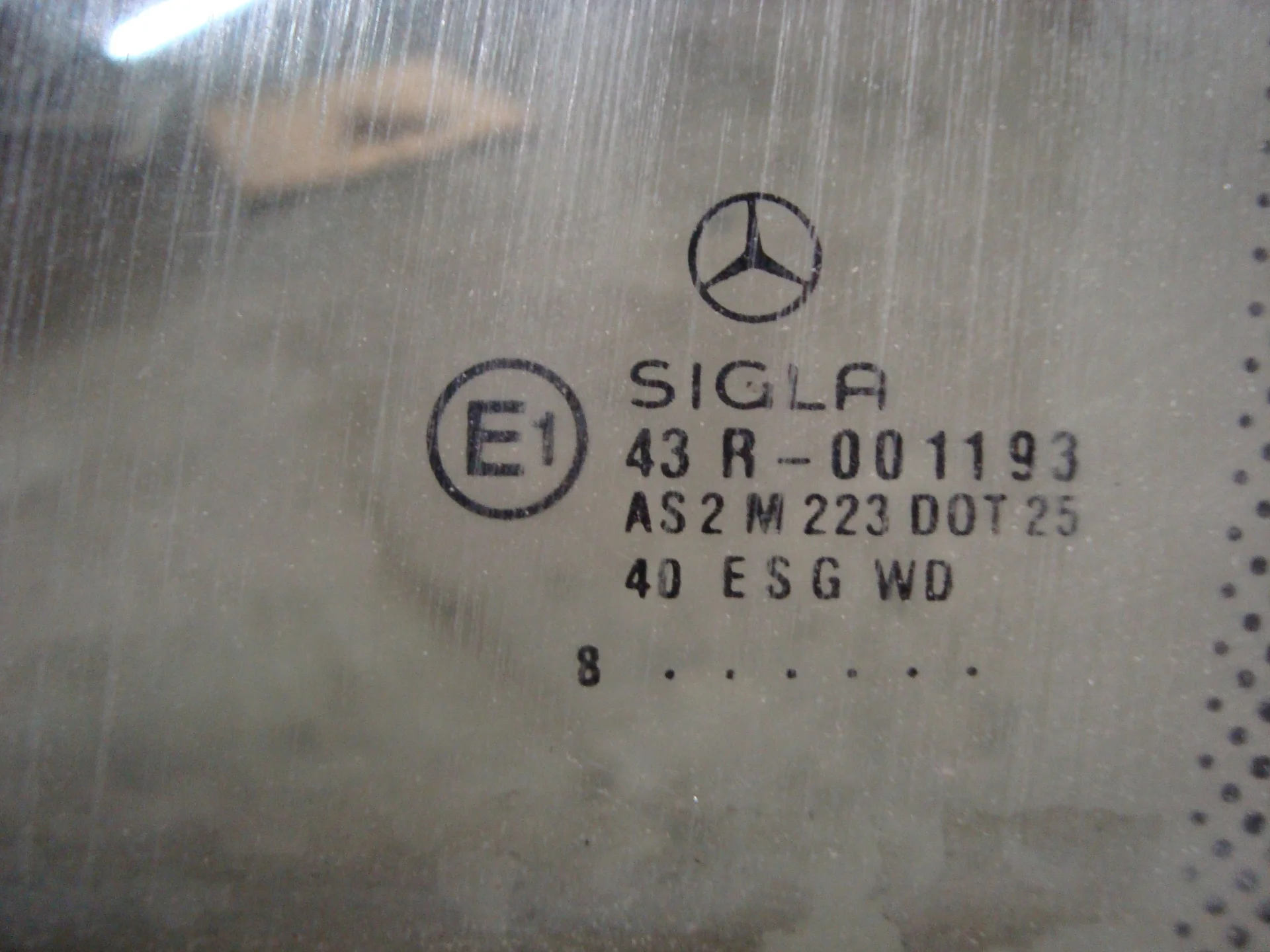 Стекло передней левой двери Mercedes-Benz C208 111 A2087200718 - миниатюра 2