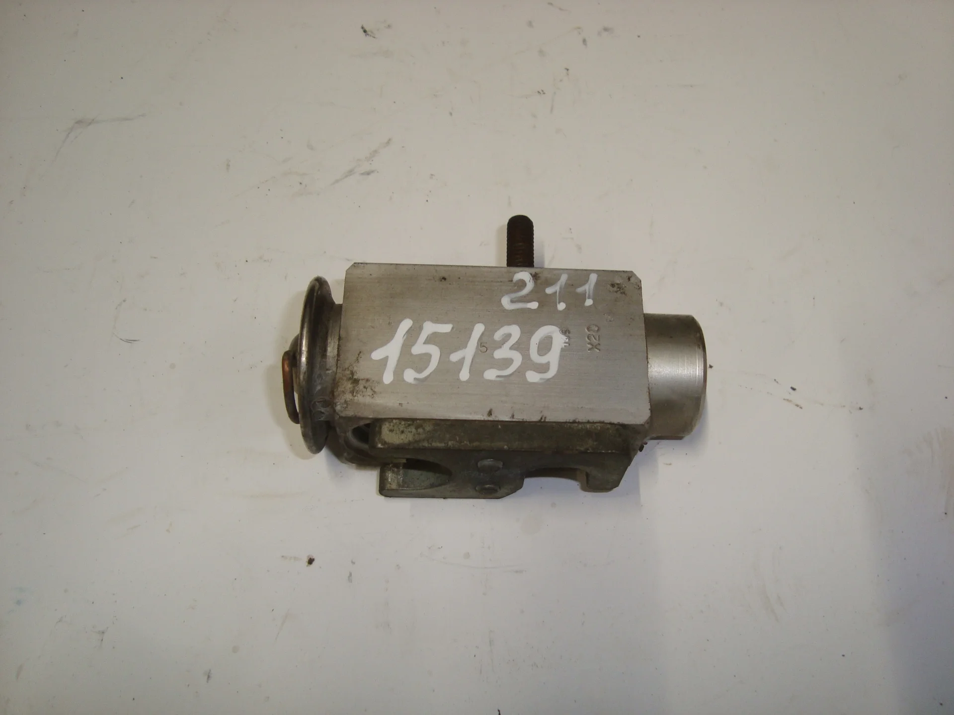 Клапан кондиционера Mercedes-Benz W211 A2308300184 - изображение 1