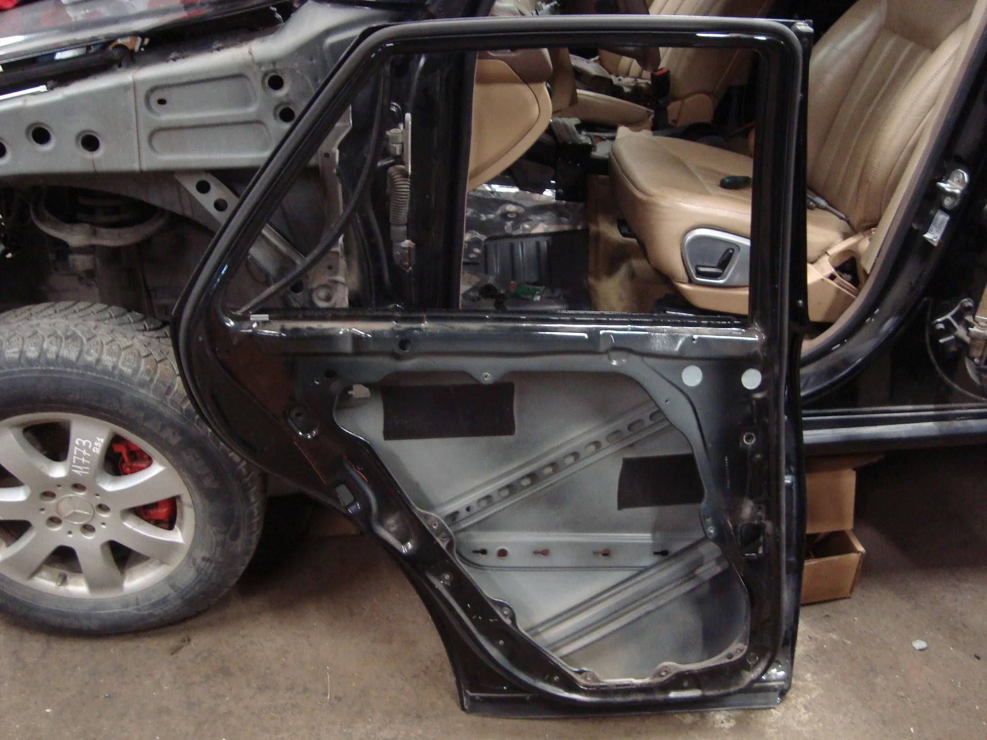 Дверь боковая задняя левая Mercedes-Benz W164 642 A1647300105 - миниатюра 2
