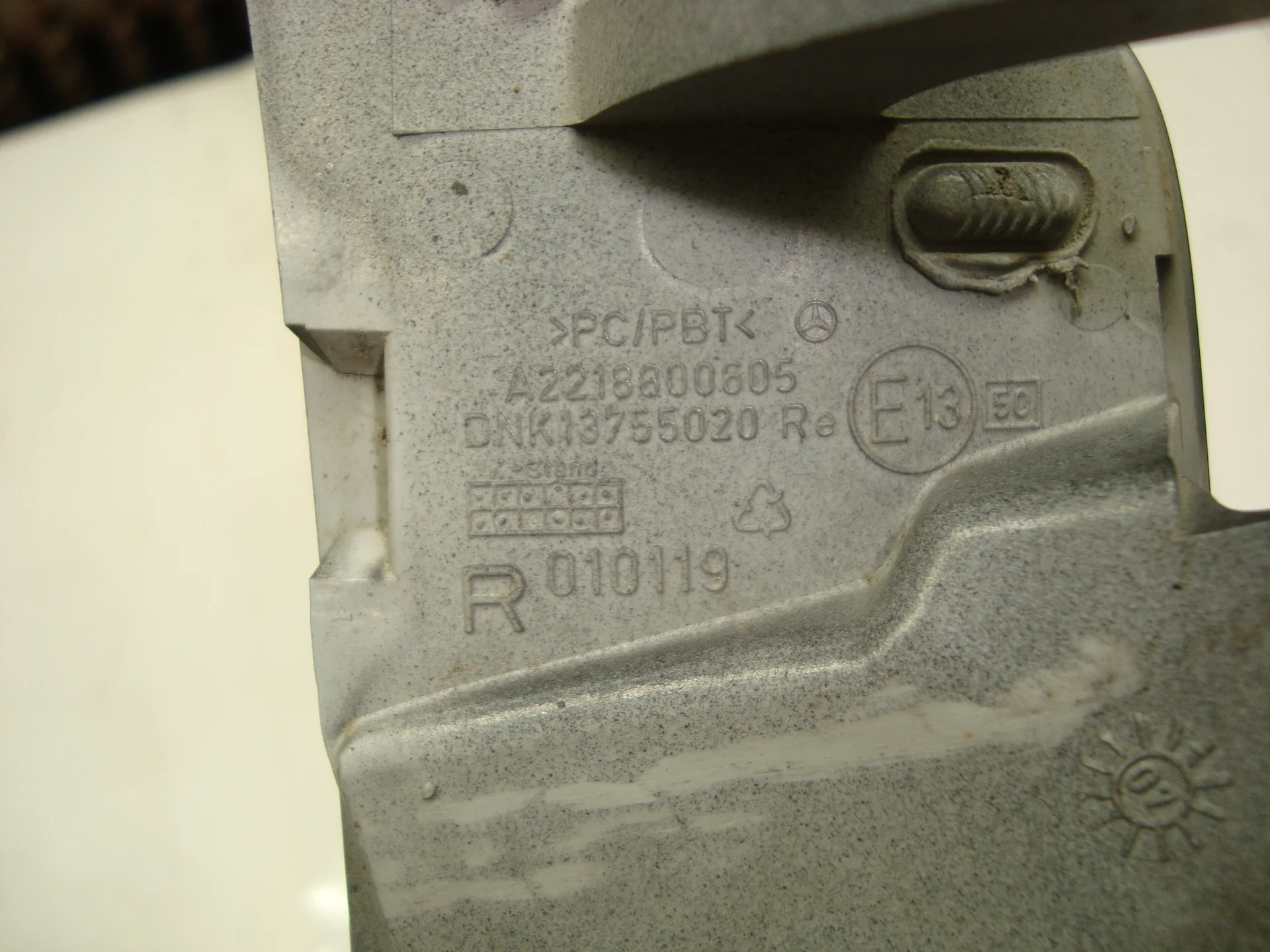 Крышка омывателя фары правая Mercedes-Benz W221 A2218800605 - миниатюра 3
