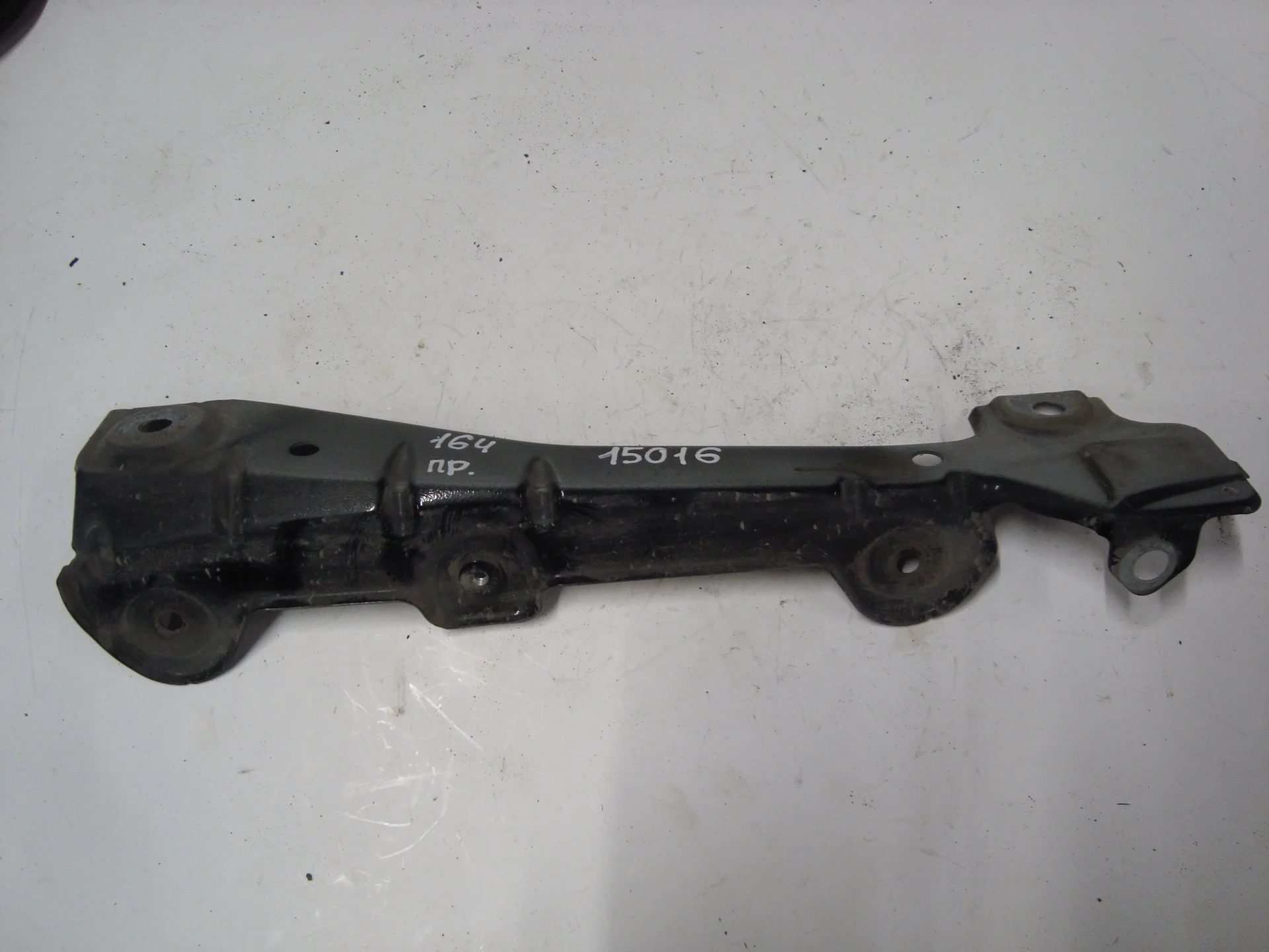 Кронштейн переднего правого крыла Mercedes-Benz W164 642 A1648800214 - миниатюра 2