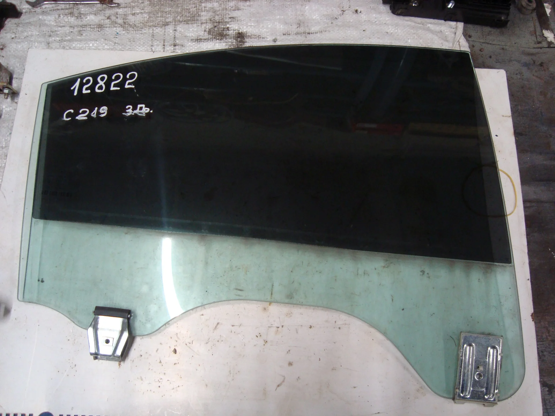 Стекло задней правой двери Mercedes-Benz C219 A2197350210 - изображение 1
