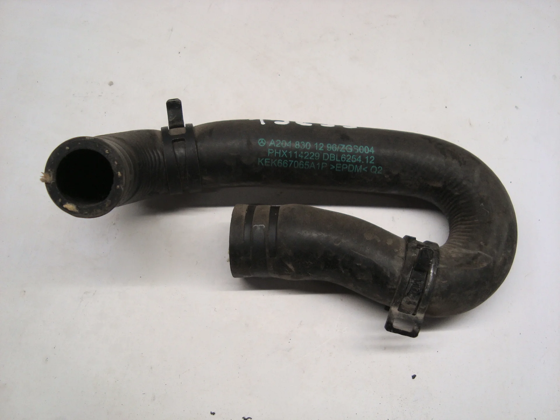 Патрубок системы охлаждения Mercedes-Benz W204 271 A2048301296 - изображение 1