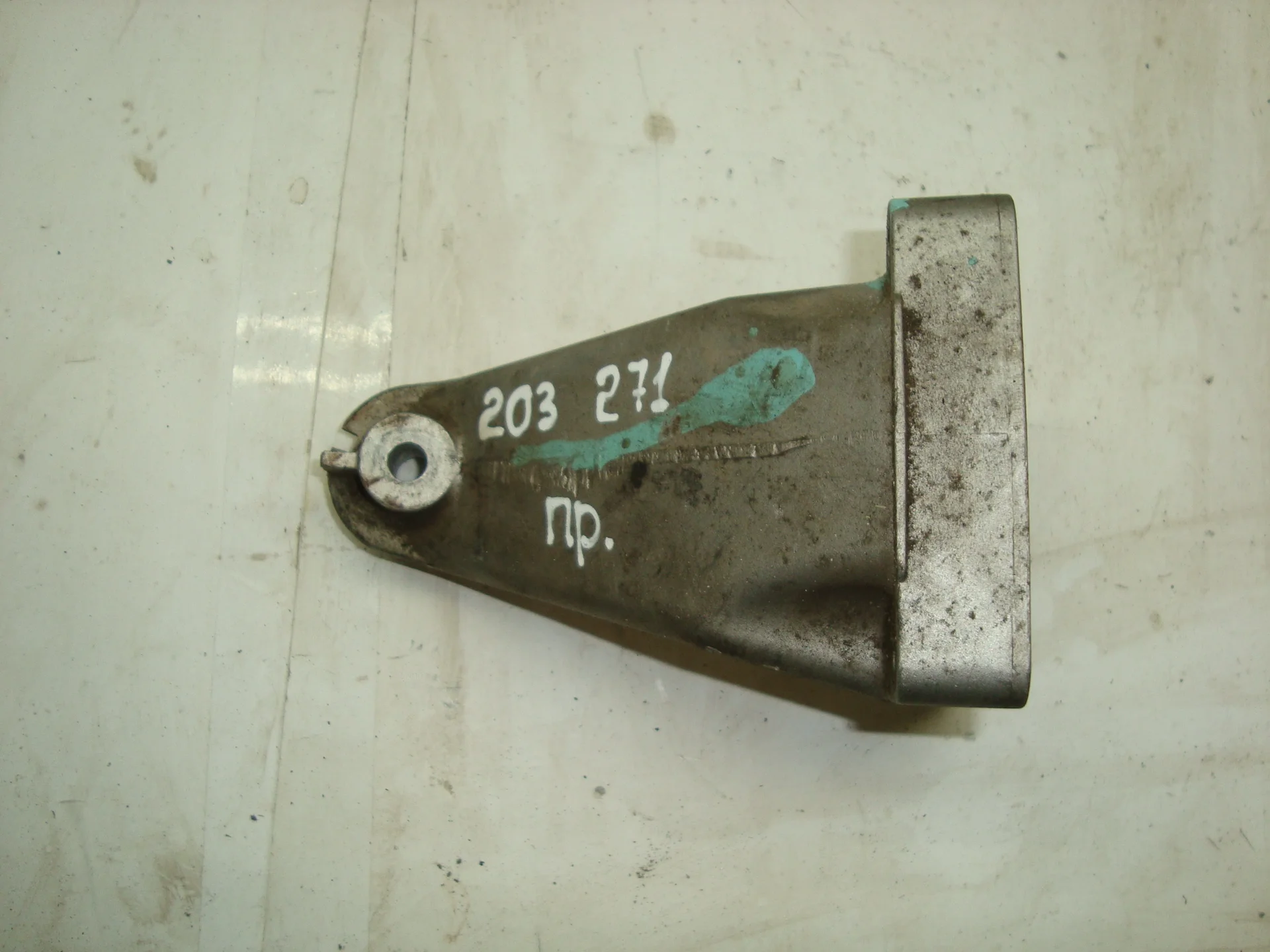 Кронштейн двигателя правый Mercedes-Benz W203 271 A2712230804 - изображение 1
