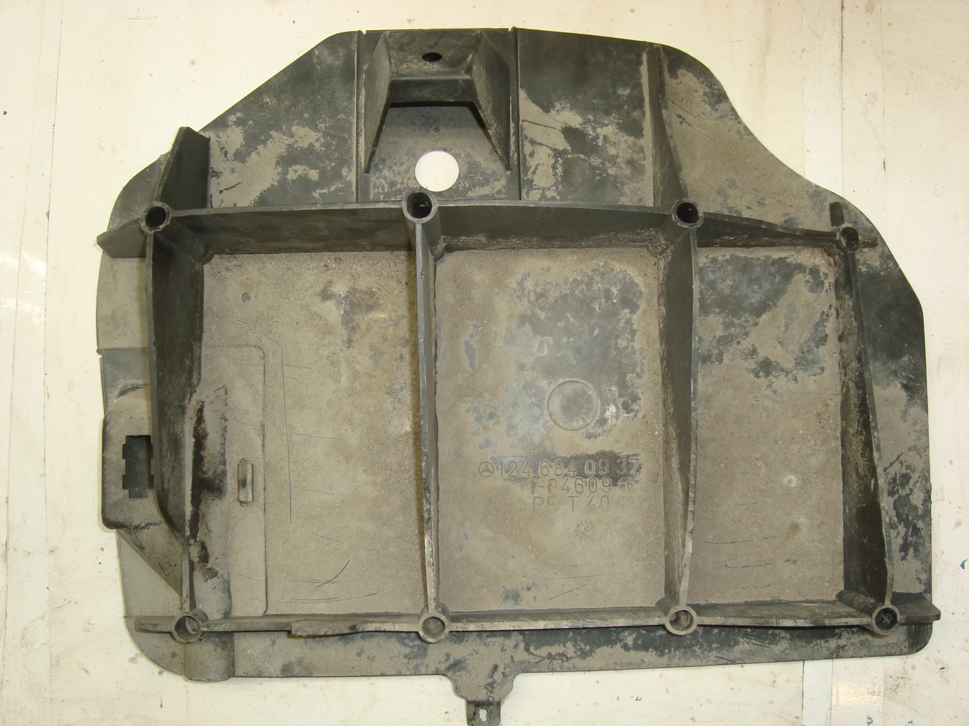 Пластиковая крышка в ноги пассажира Mercedes-Benz W124  A1246840937 - миниатюра 2