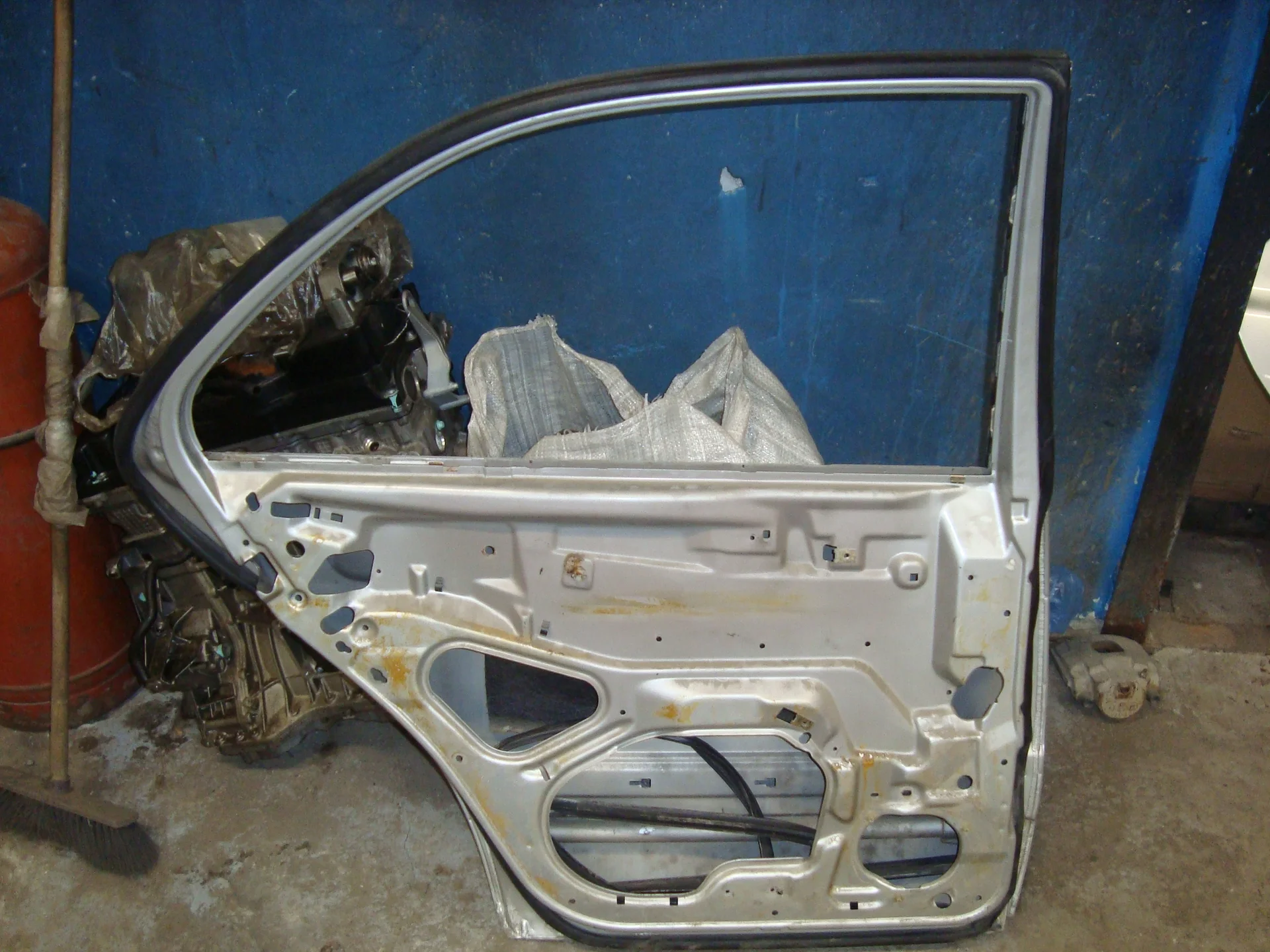 Дверь боковая задняя левая Mercedes-Benz W210 112 - миниатюра 2