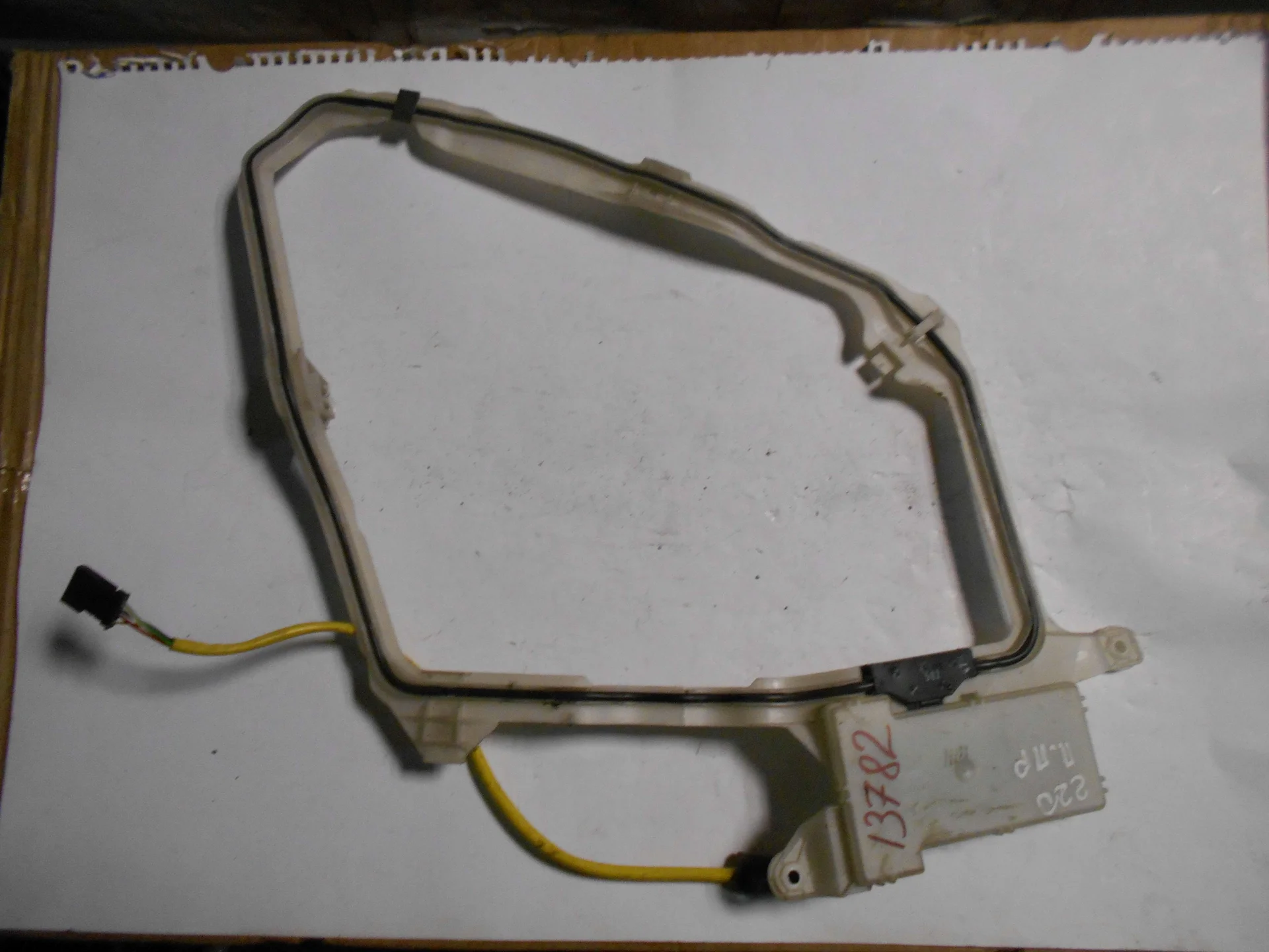 Антенна KeyLess Go передняя правая Mercedes-Benz W220 A2208200275 - изображение 1