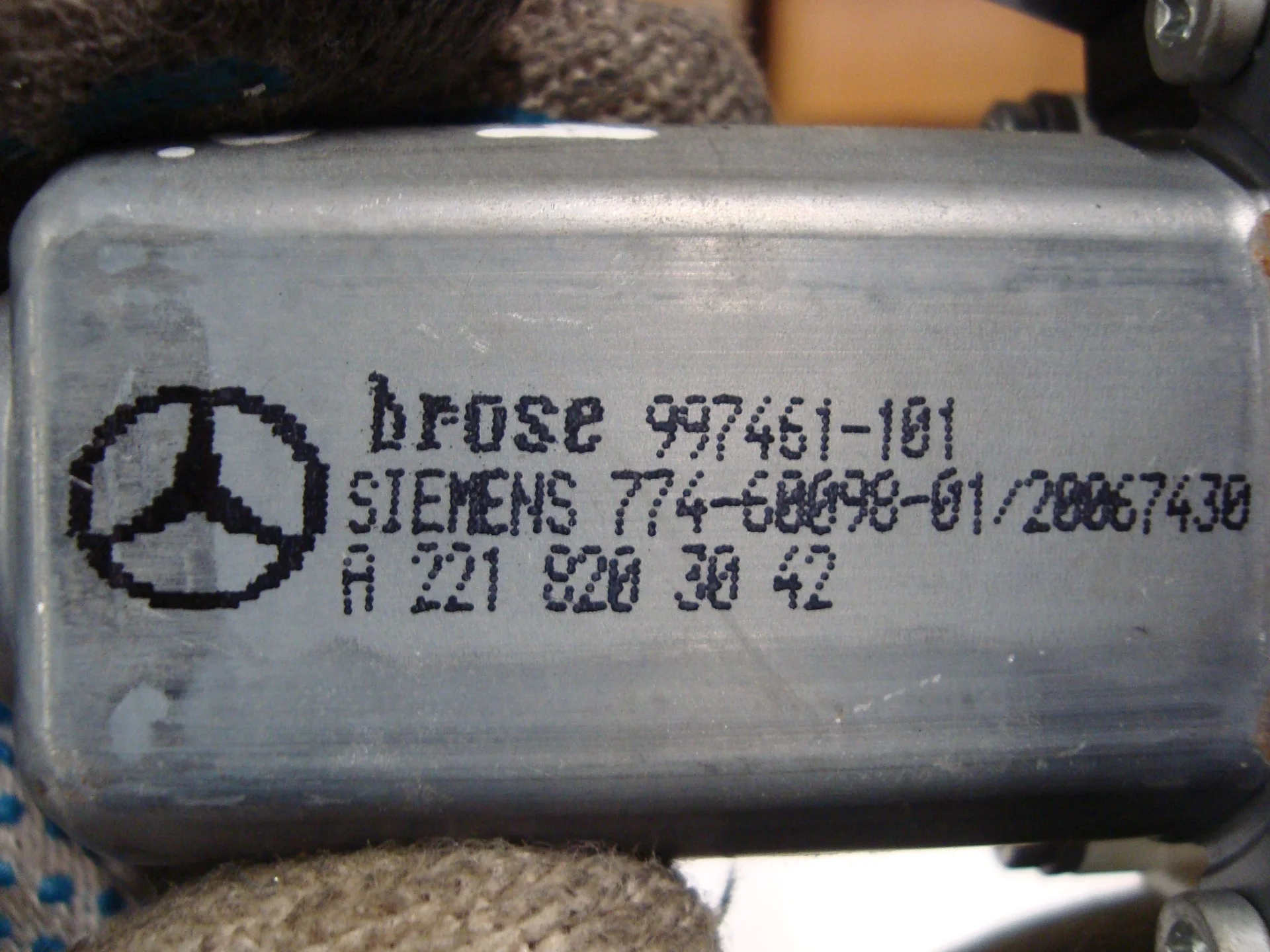 Моторчик заднего правого стеклоподъемника Mercedes-Benz W221  A2218203042 - миниатюра 4