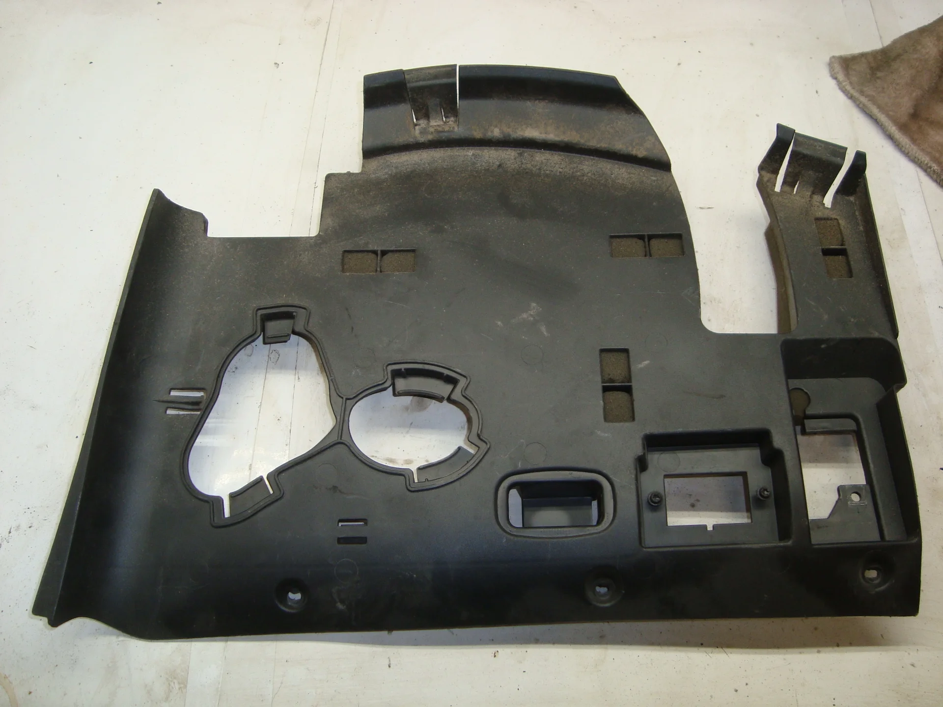 Накладка под торпедо нижняя левая Mercedes-Benz W164 642 A1646800117 - изображение 1