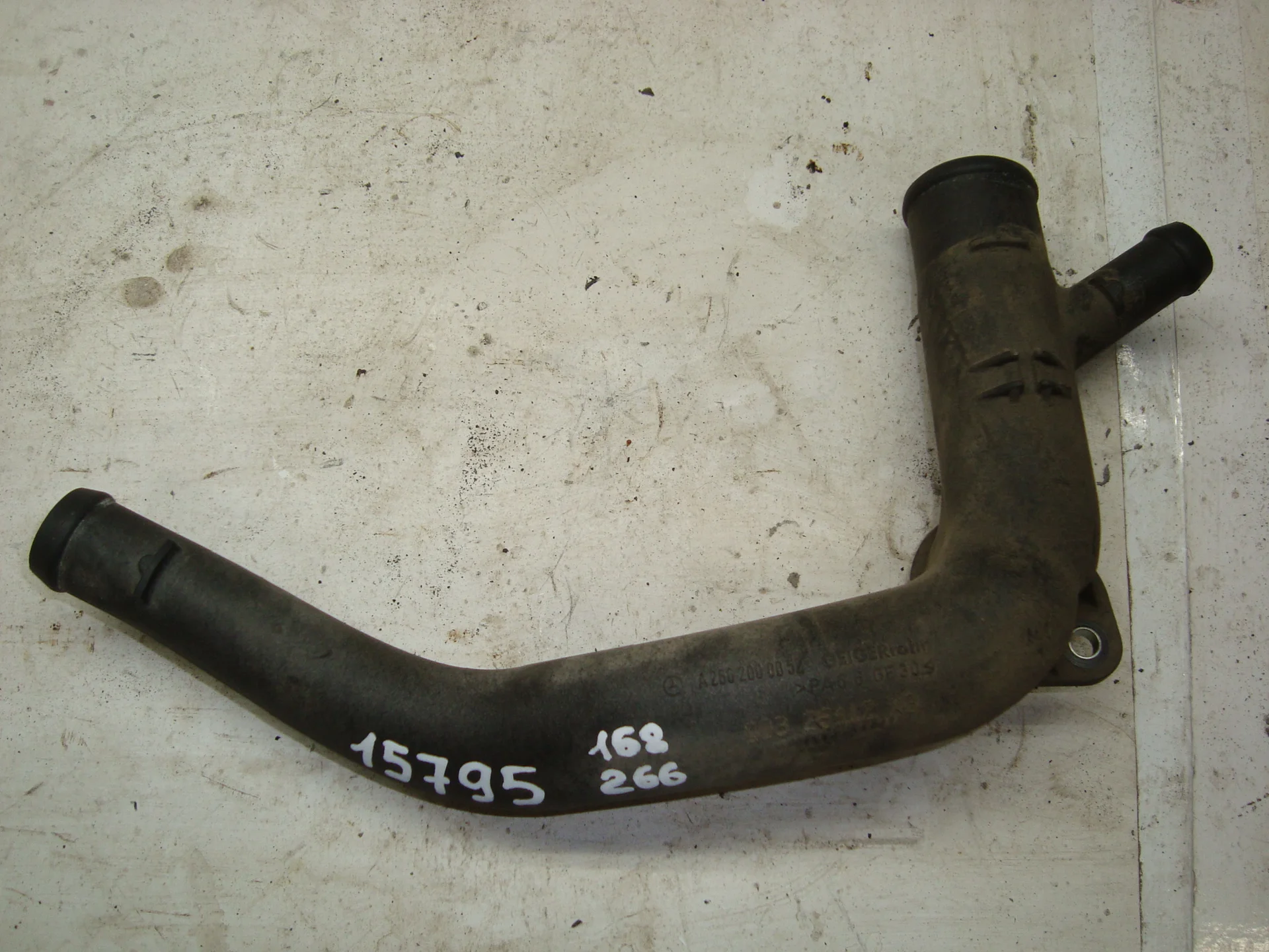 Патрубок системы охлаждения Mercedes-Benz W169 266 A2662000052 - изображение 1