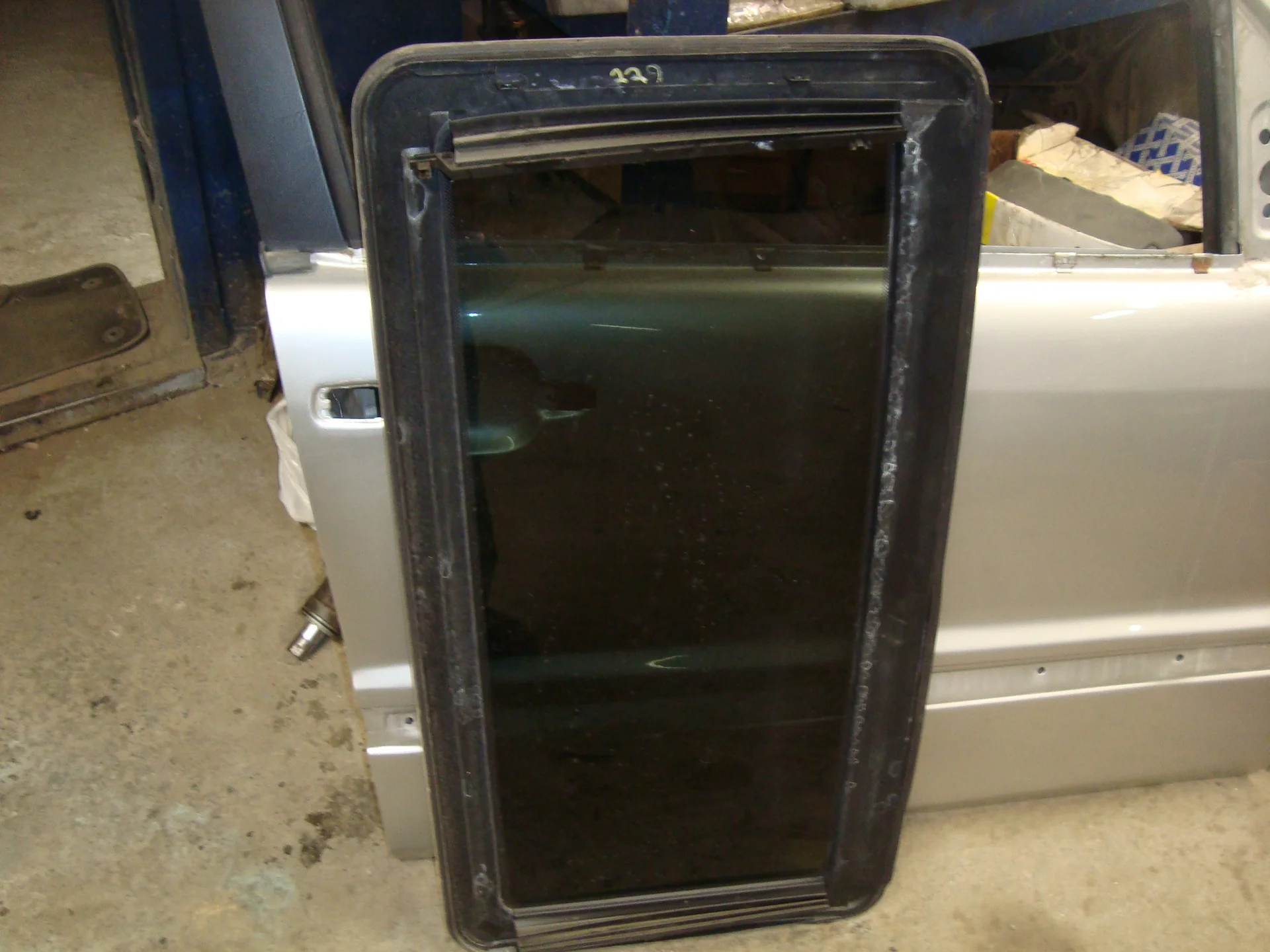 Стекло люка Mercedes-Benz W163 628 A1637801021 - миниатюра 2