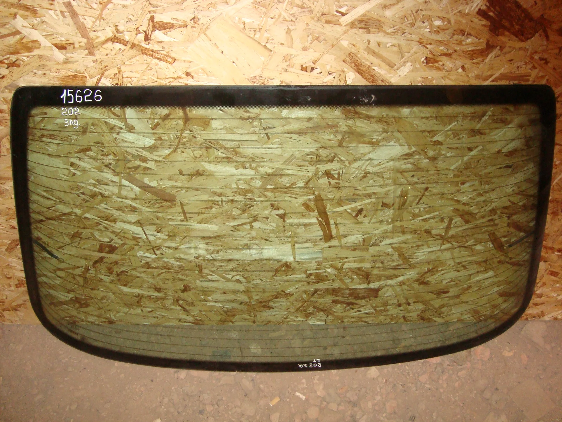 Стекло заднее Mercedes-Benz W202 - изображение 1