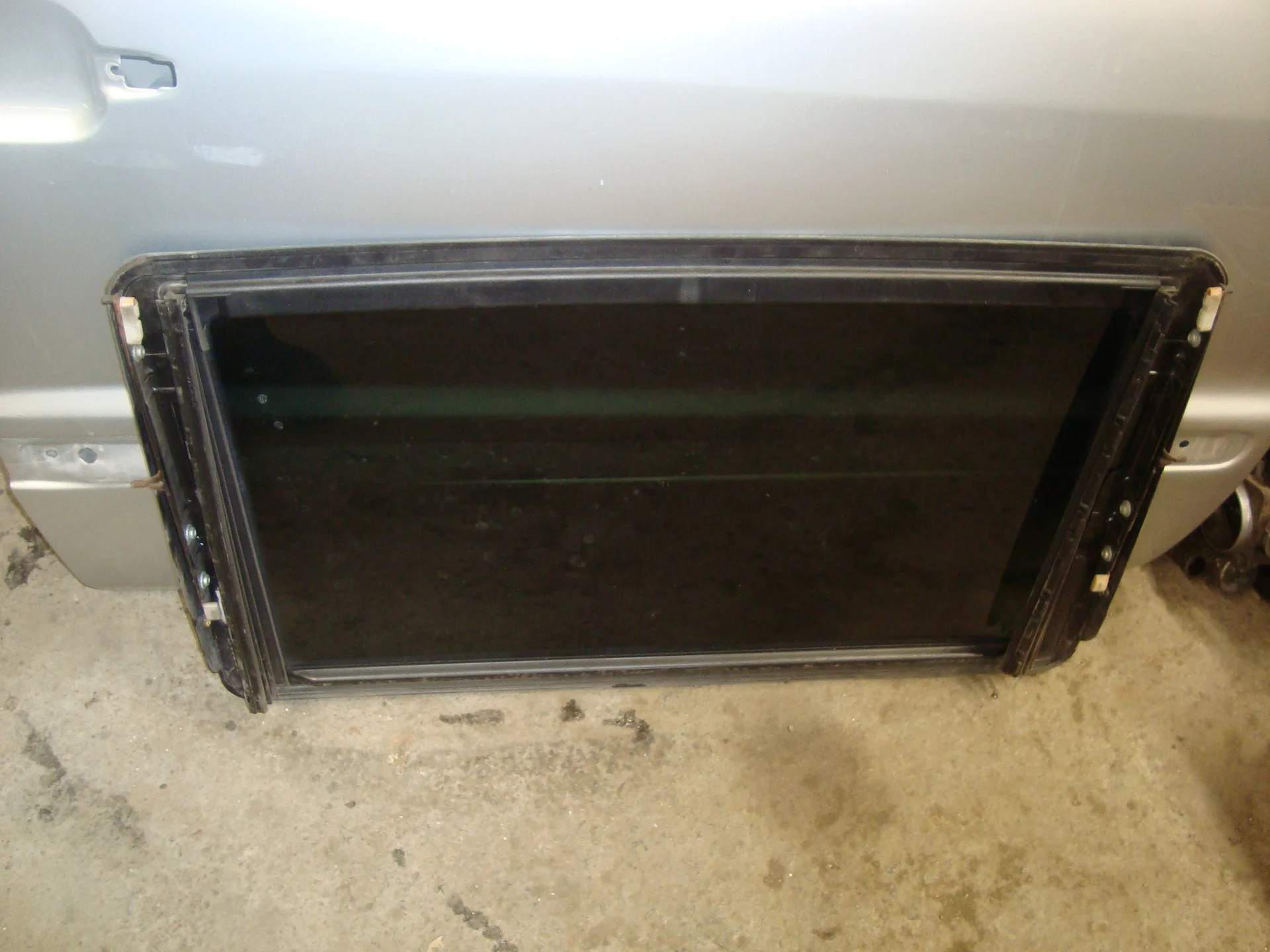 Стекло люка Mercedes-Benz W210 112 A2107800221 - миниатюра 3