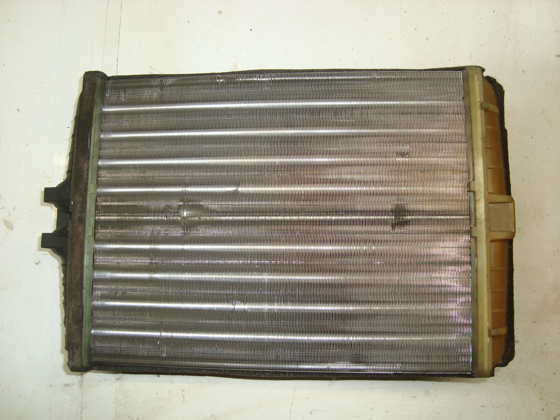 Радиатор отопителя  Mercedes-Benz W210 112 A2108300561 - миниатюра 2