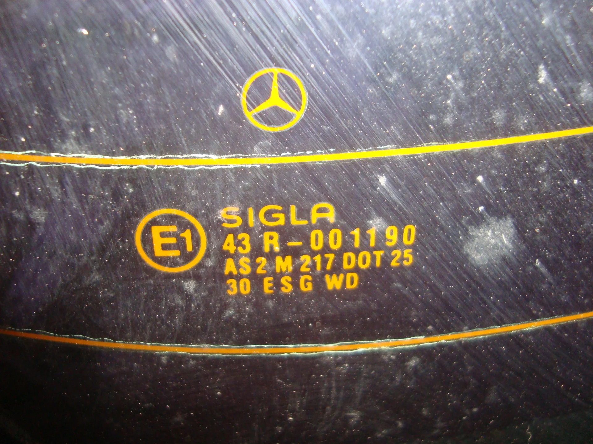 Стекло заднее Mercedes-Benz W202 - миниатюра 2
