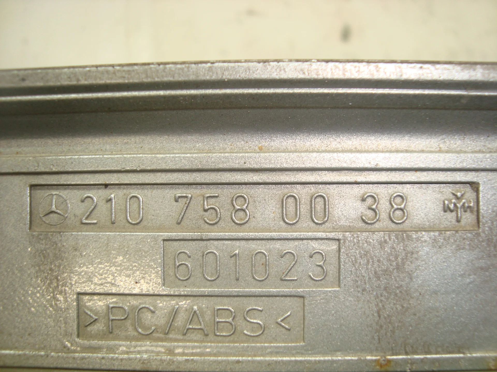 Накладка крышки багажника Mercedes-Benz W210 112 A2107580038 - миниатюра 5