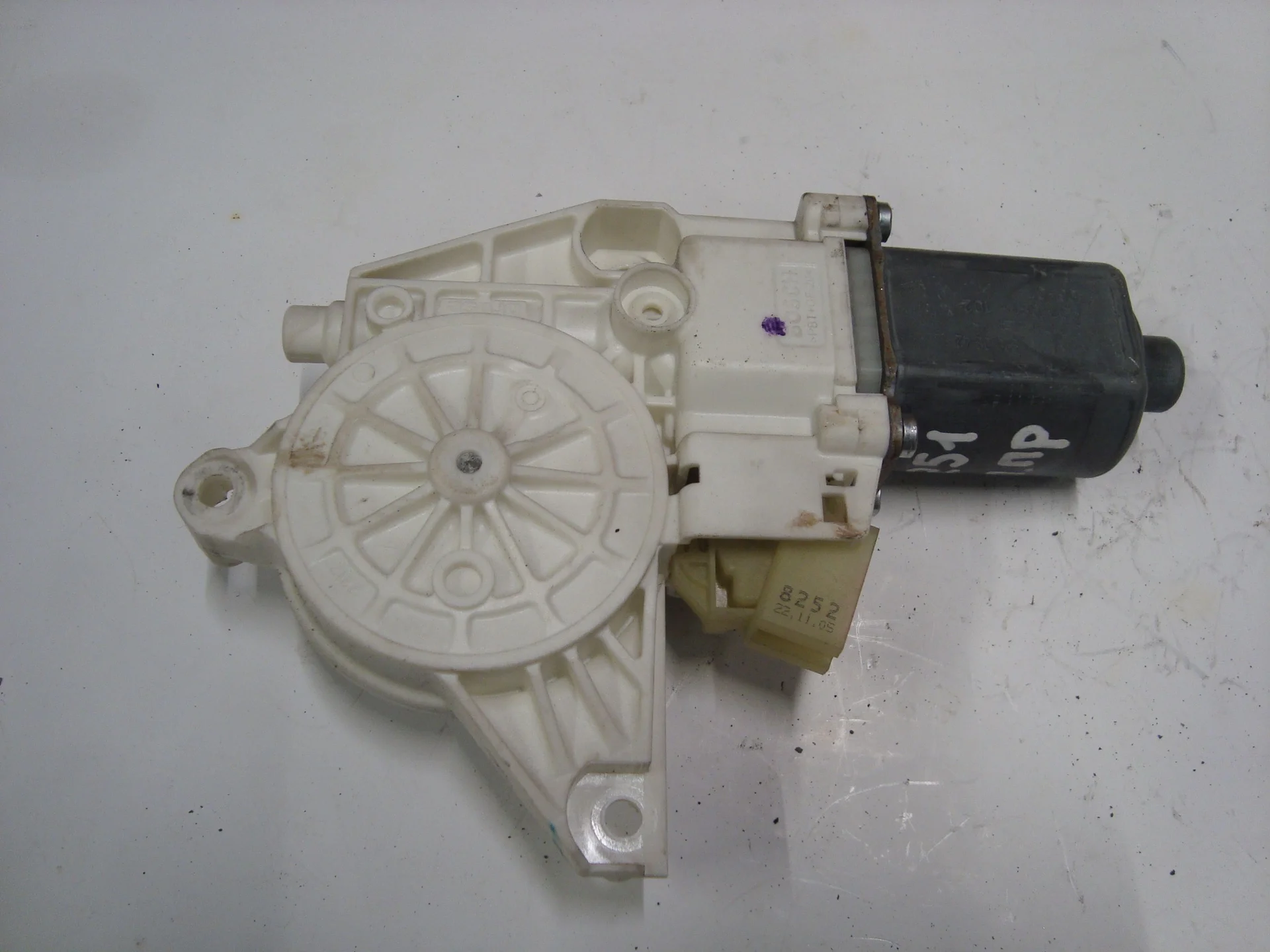 Моторчик переднего правого стеклоподъемника Mercedes-Benz W251 A2518200842 - миниатюра 2