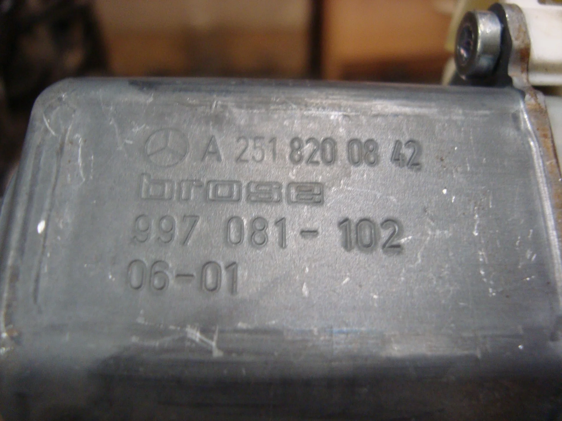 Моторчик переднего правого стеклоподъемника Mercedes-Benz W251 A2518200842 - миниатюра 3