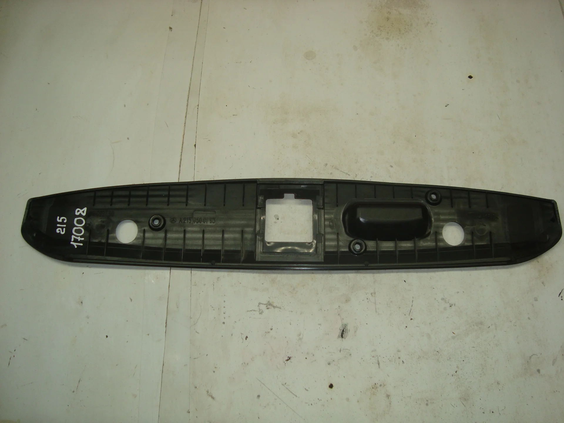 Накладка крышки багажника снизу Mercedes-Benz C215 A2157500193 - миниатюра 2