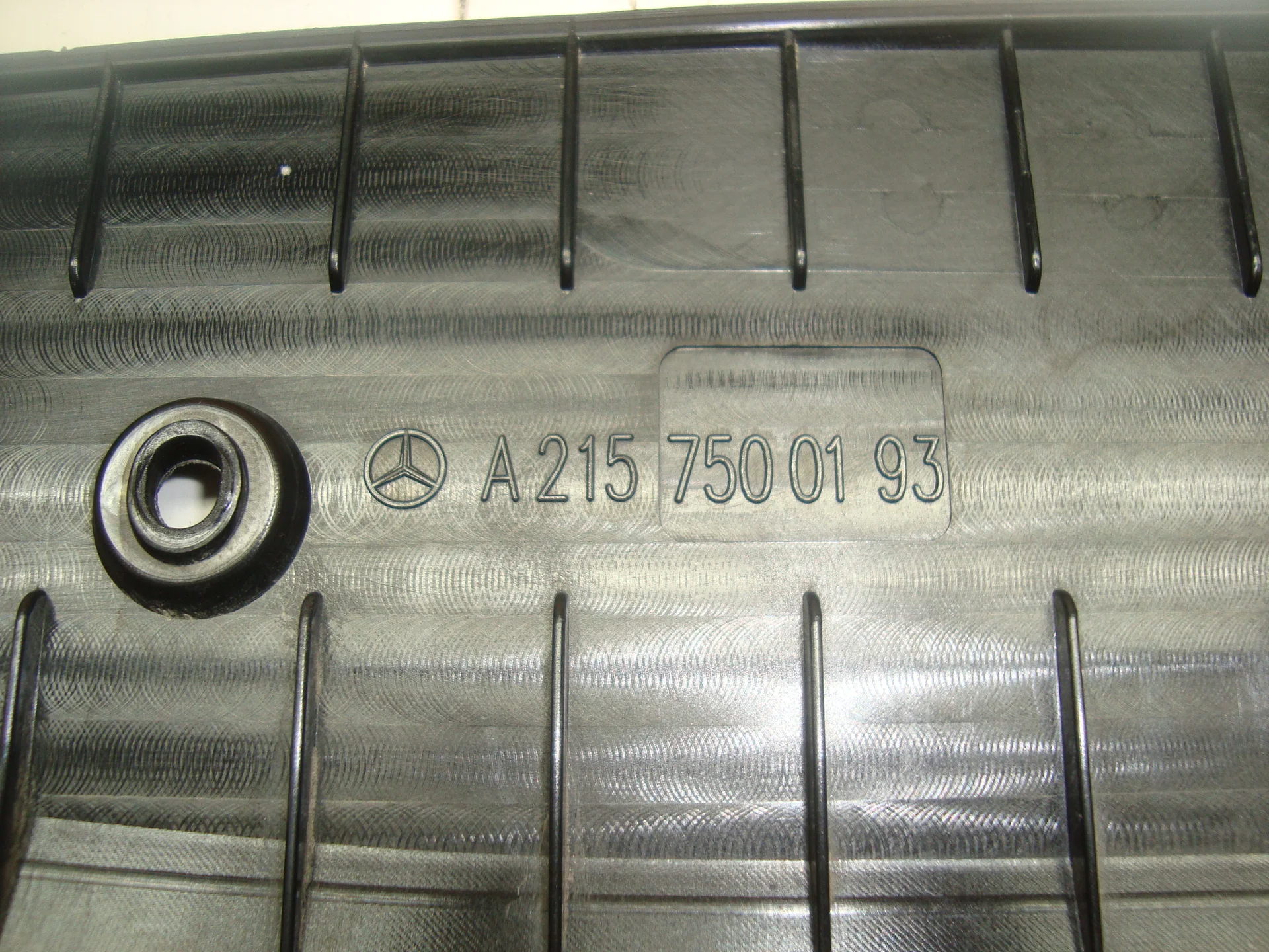 Накладка крышки багажника снизу Mercedes-Benz C215 A2157500193 - миниатюра 3