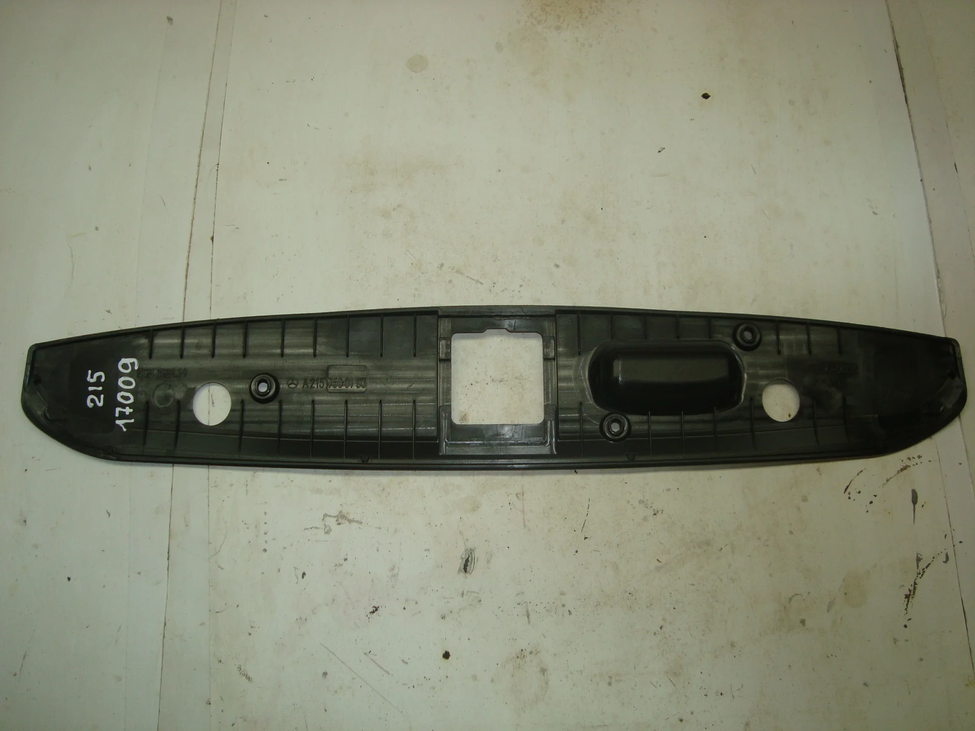 Накладка крышки багажника снизу Mercedes-Benz C215 A2157500193 - миниатюра 2