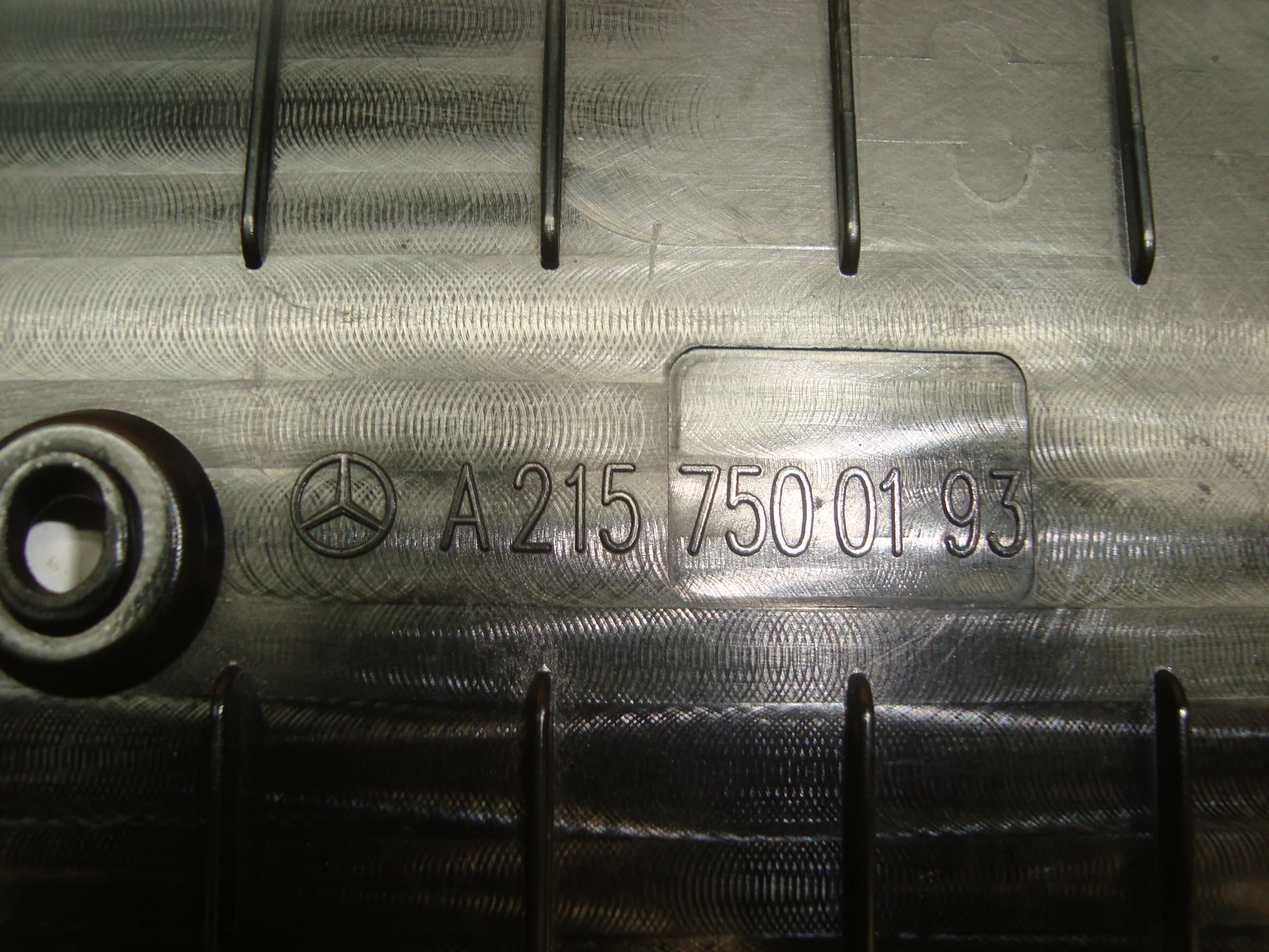 Накладка крышки багажника снизу Mercedes-Benz C215 A2157500193 - миниатюра 3