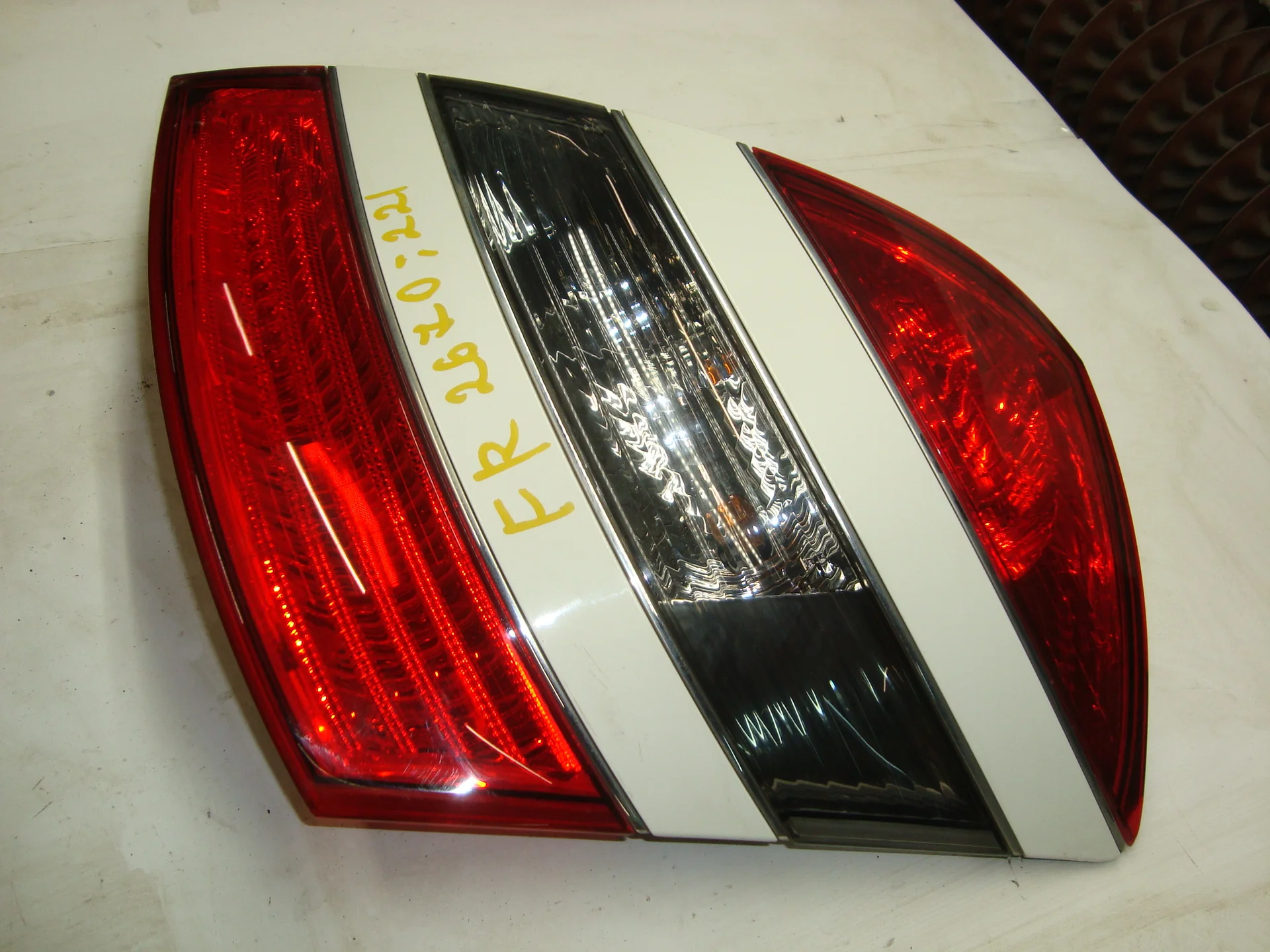 Фонарь задний правый Mercedes-Benz W221  A2218200264 - миниатюра 2