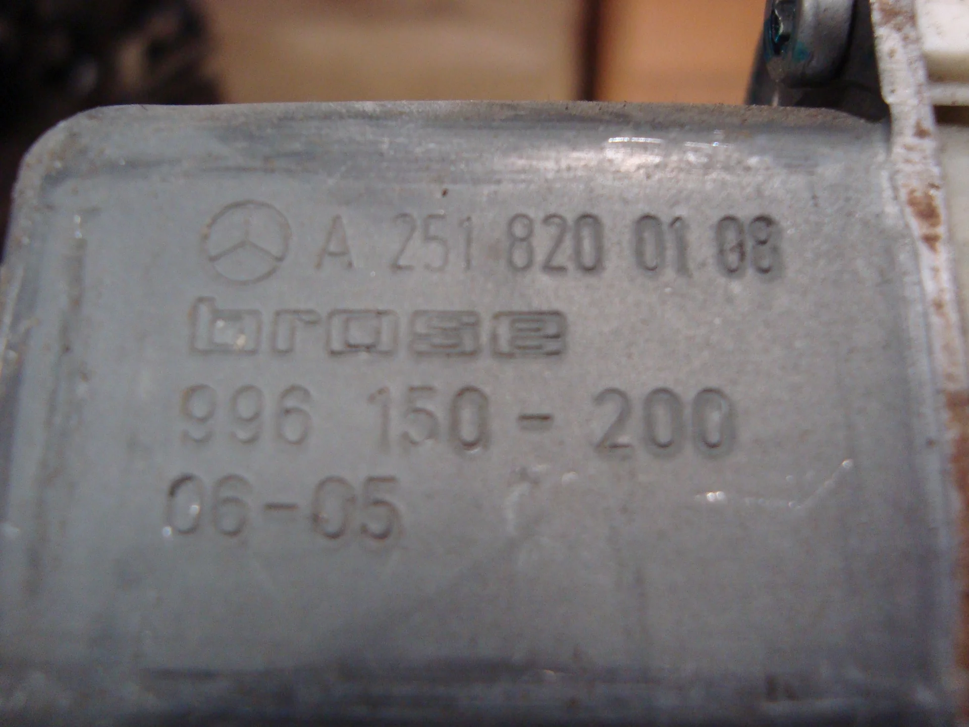 Моторчик заднего левого стеклоподъемника Mercedes-Benz W164 A2518200108 - миниатюра 3