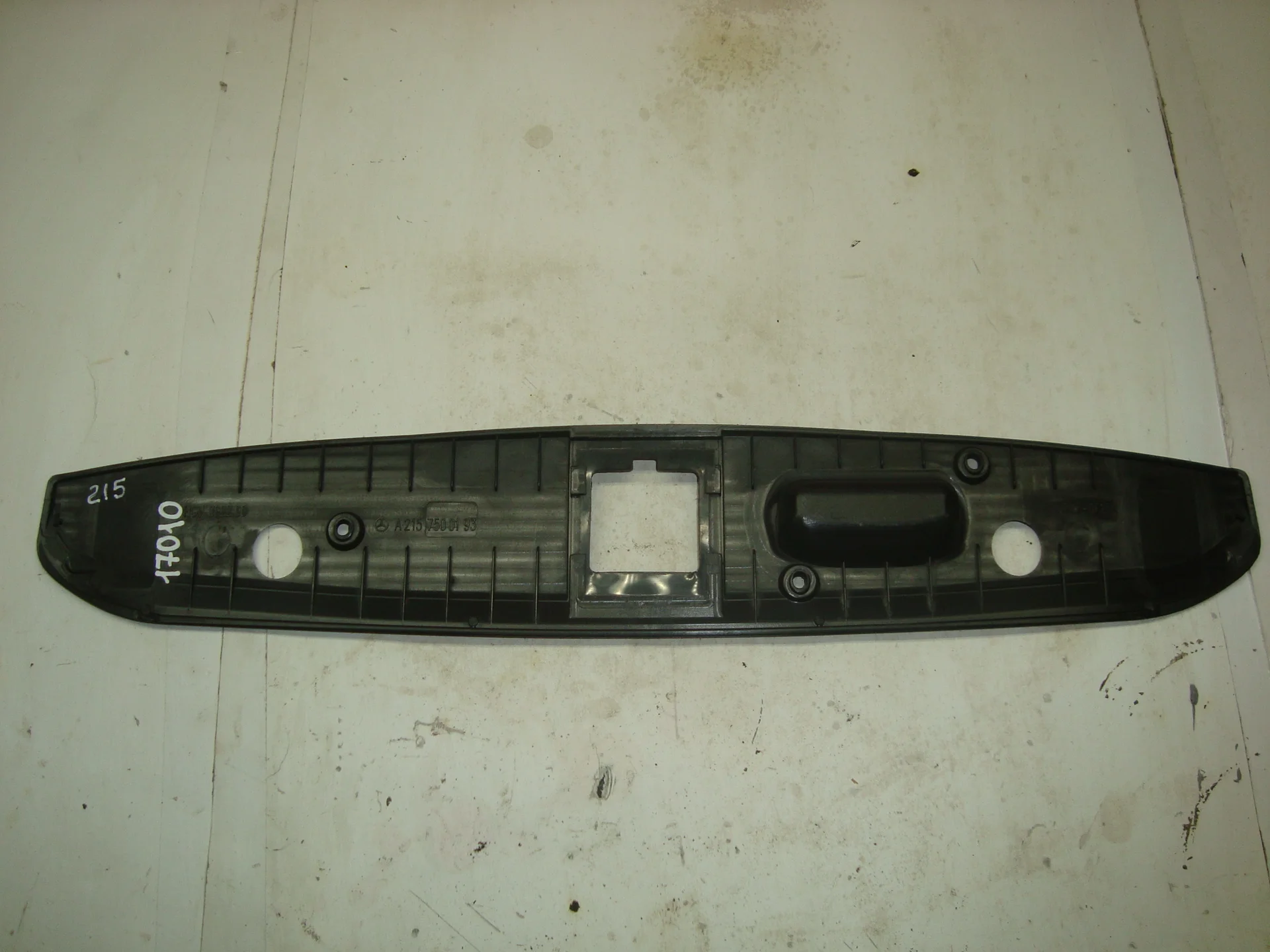 Накладка крышки багажника снизу Mercedes-Benz C215 A2157500193 - миниатюра 2