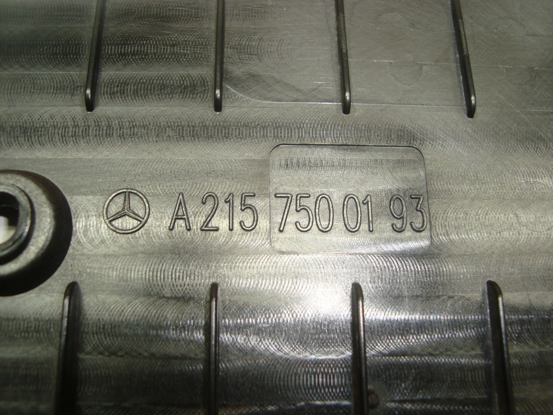 Накладка крышки багажника снизу Mercedes-Benz C215 A2157500193 - миниатюра 3