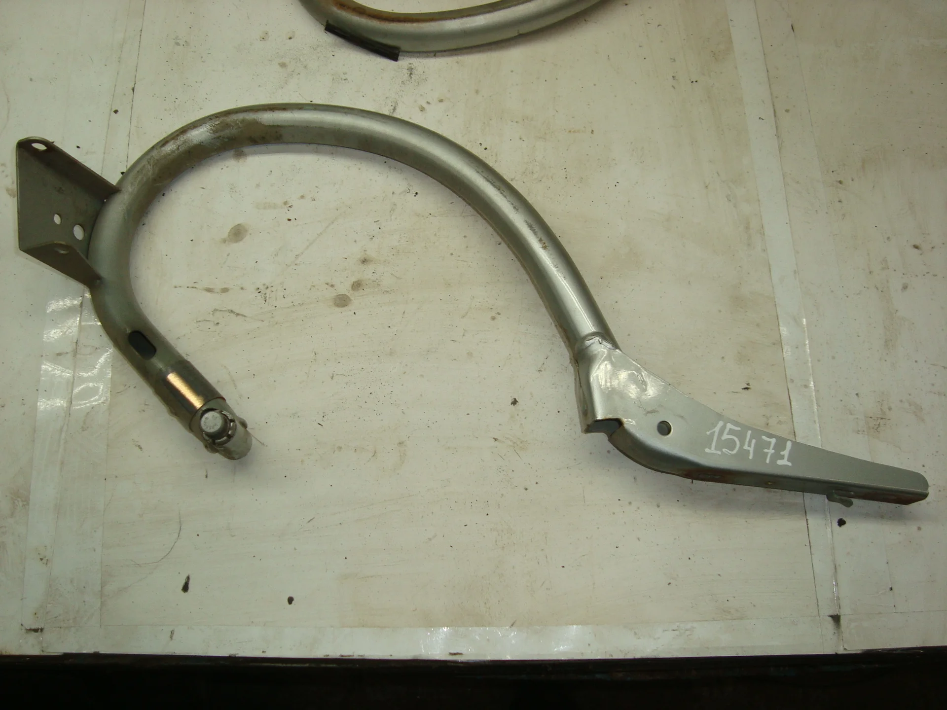 Петля багажника правая Mercedes-Benz W210 112 A2107501228 - изображение 1