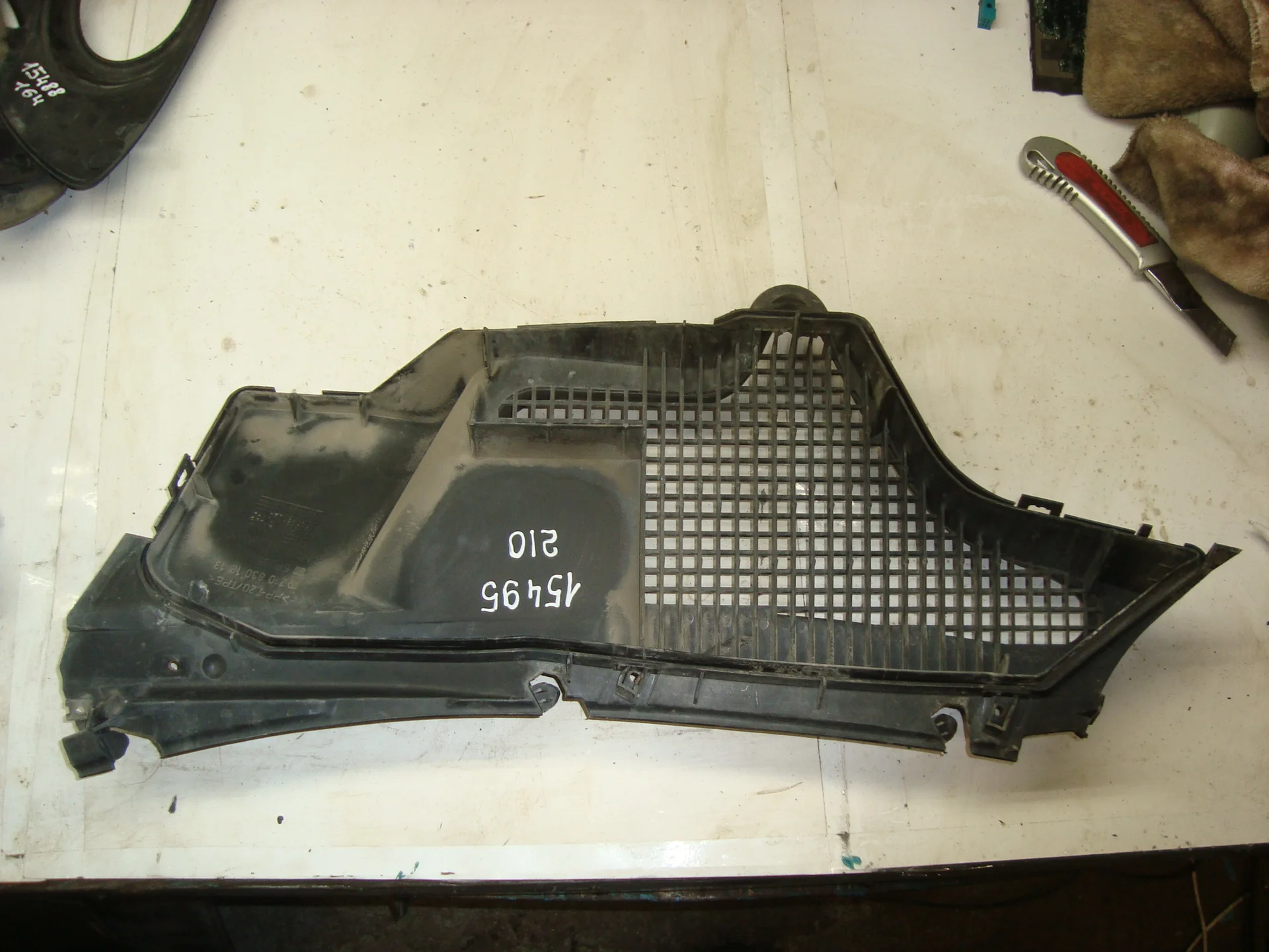 Жабо правое Mercedes-Benz W210  A2108301213 - миниатюра 2