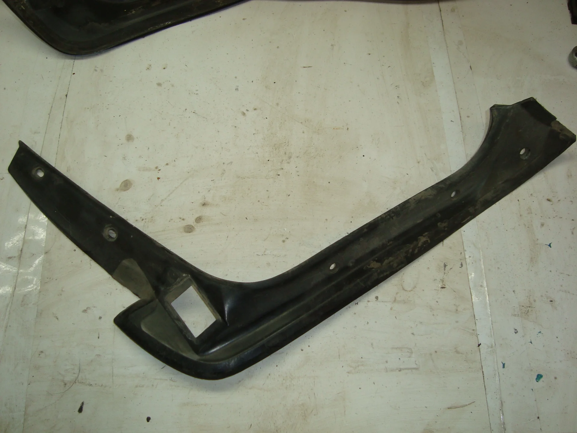 Накладка проема багажника правая Mercedes-Benz C208 111 A2086930233 - миниатюра 2