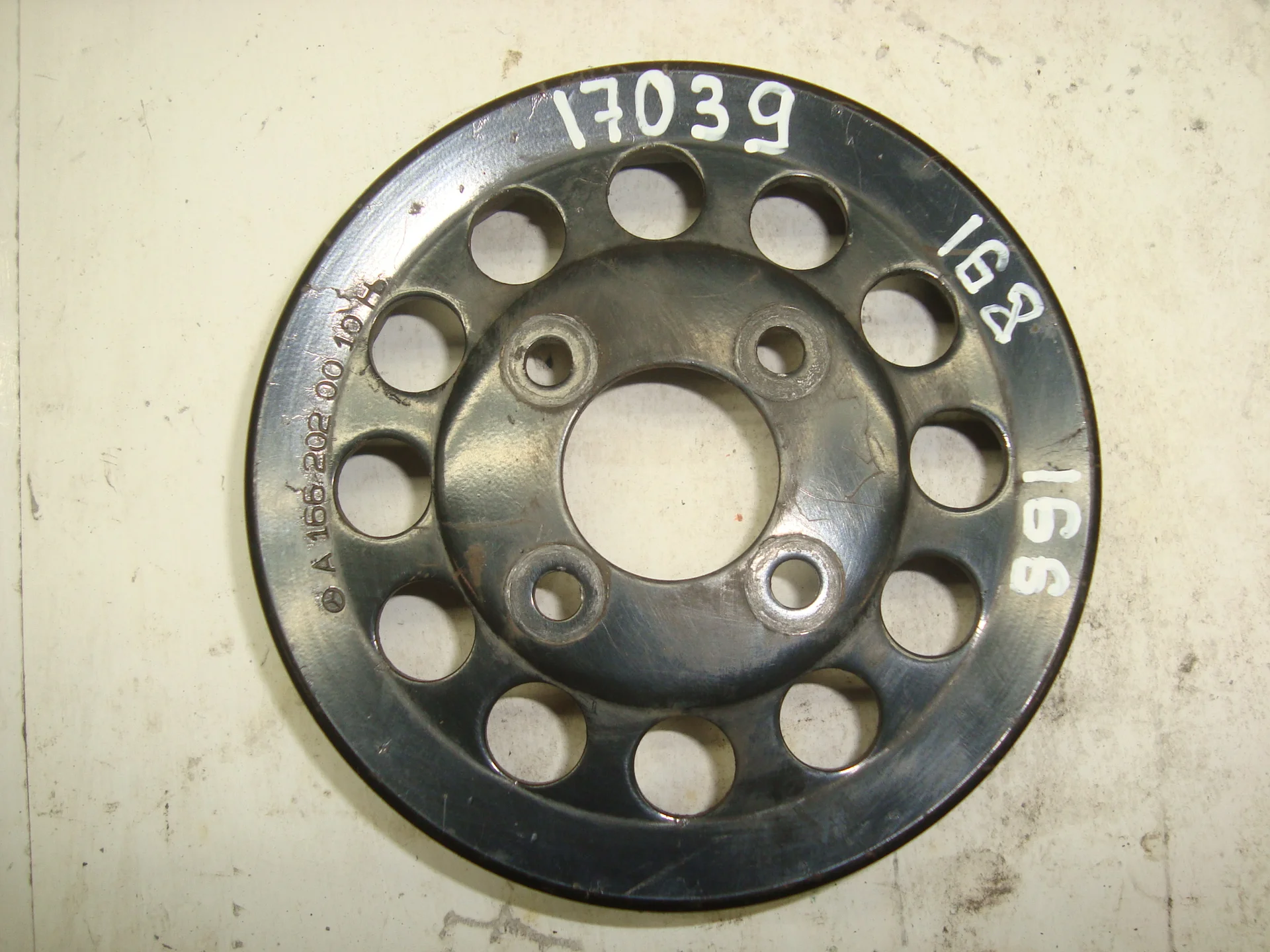 Шкив помпы Mercedes-Benz W168 166 A1662020010 - изображение 1