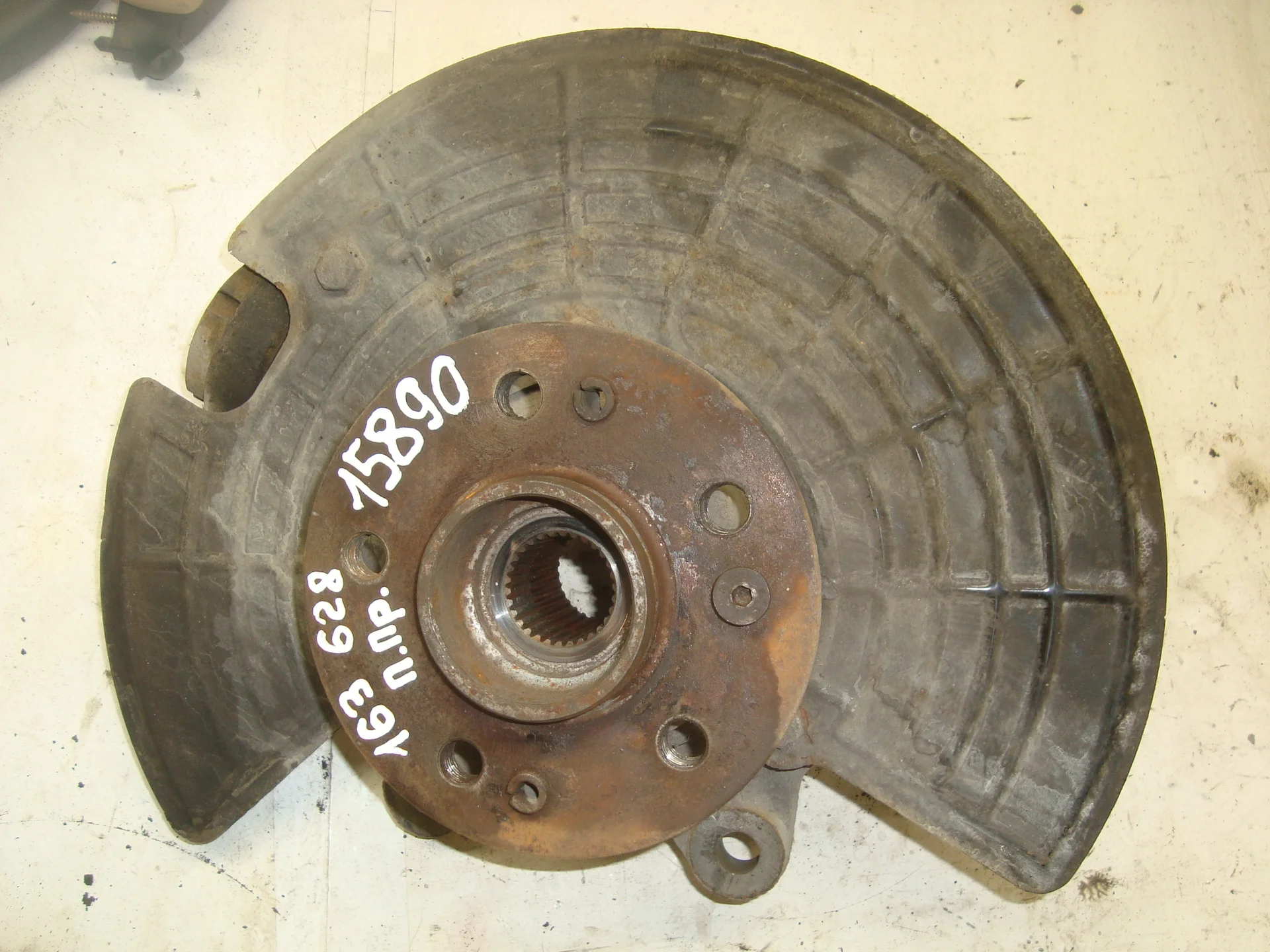 Кулак передний правый Mercedes-Benz W163 628 A1633300520 - изображение 1