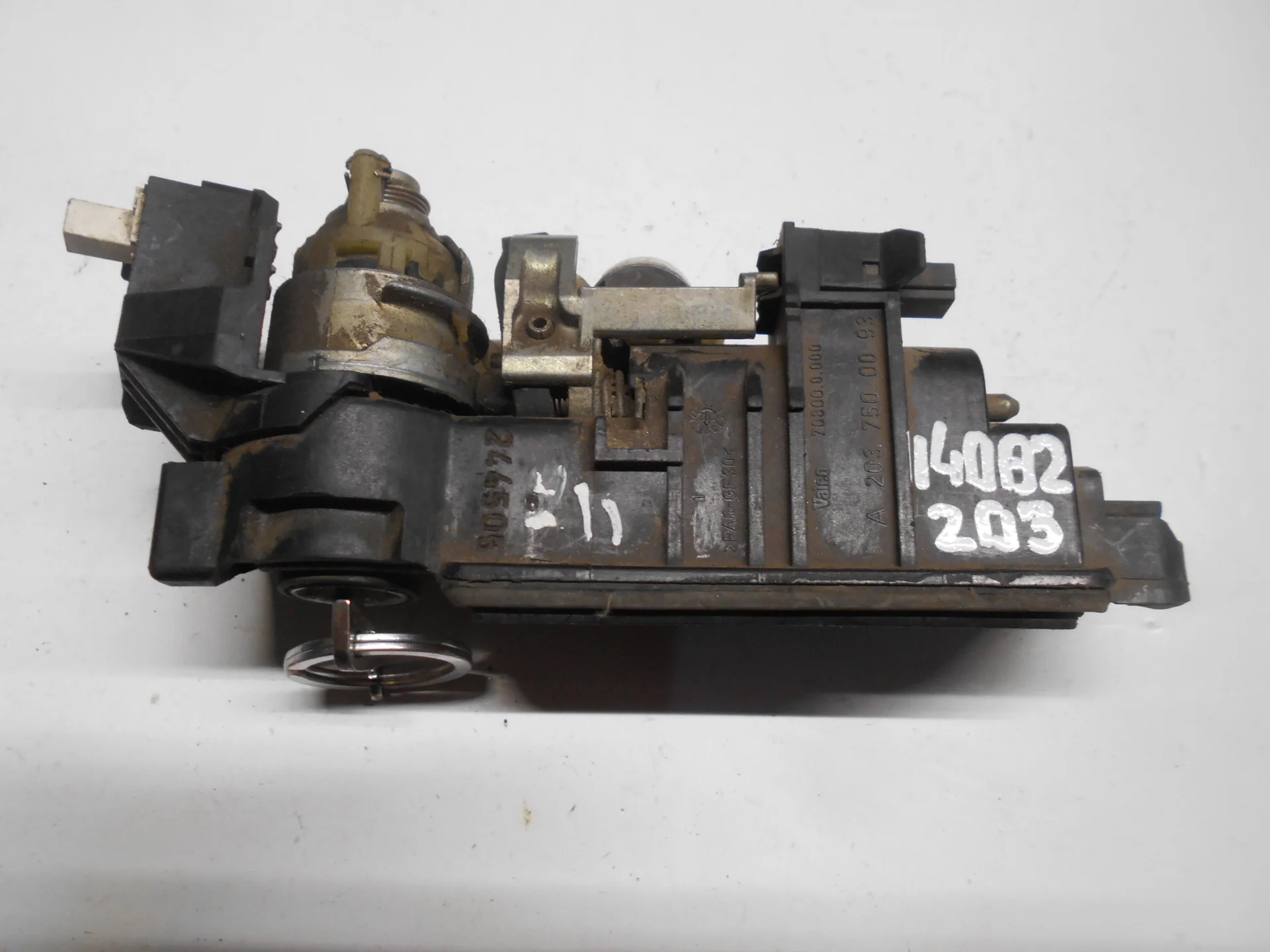 Ручка наружная крышки багажника Mercedes-Benz W203 A2037500093 - изображение 1